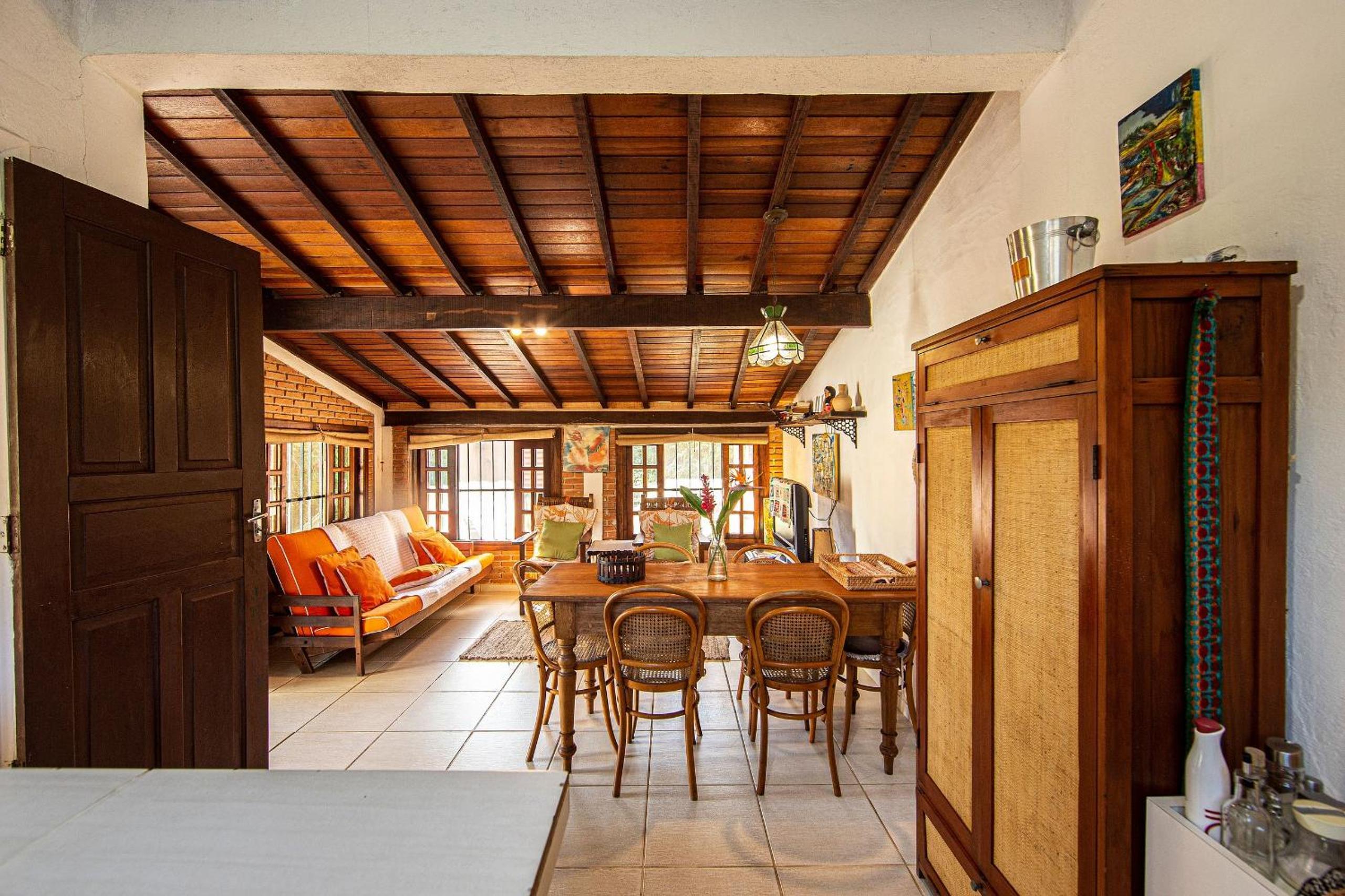 Casa com piscina a 100 m de Camburizinho