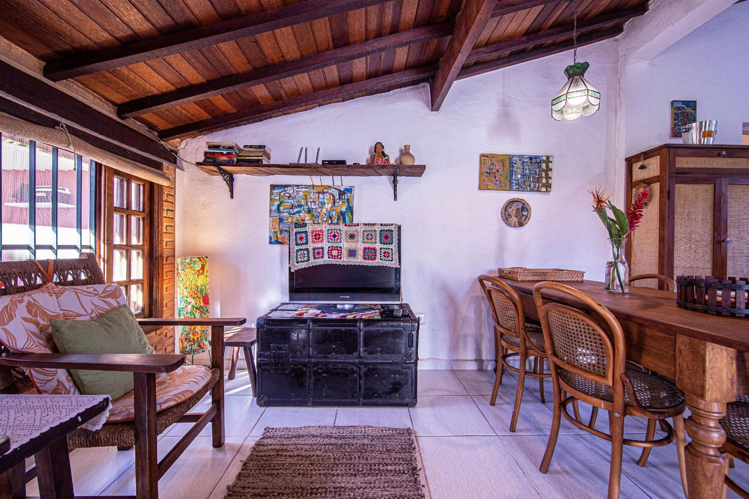 Casa com piscina a 100 m de Camburizinho