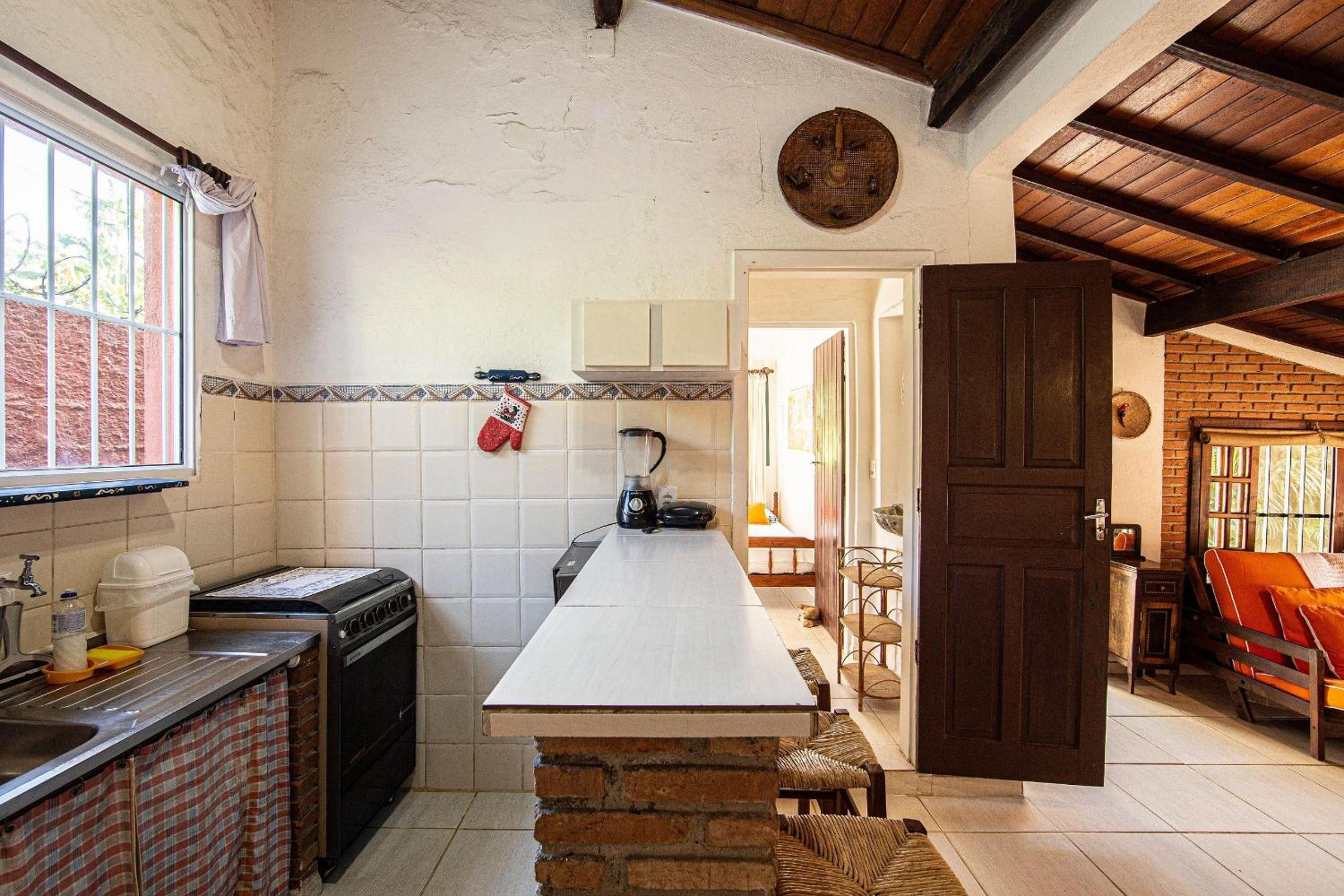 Casa com piscina a 100 m de Camburizinho