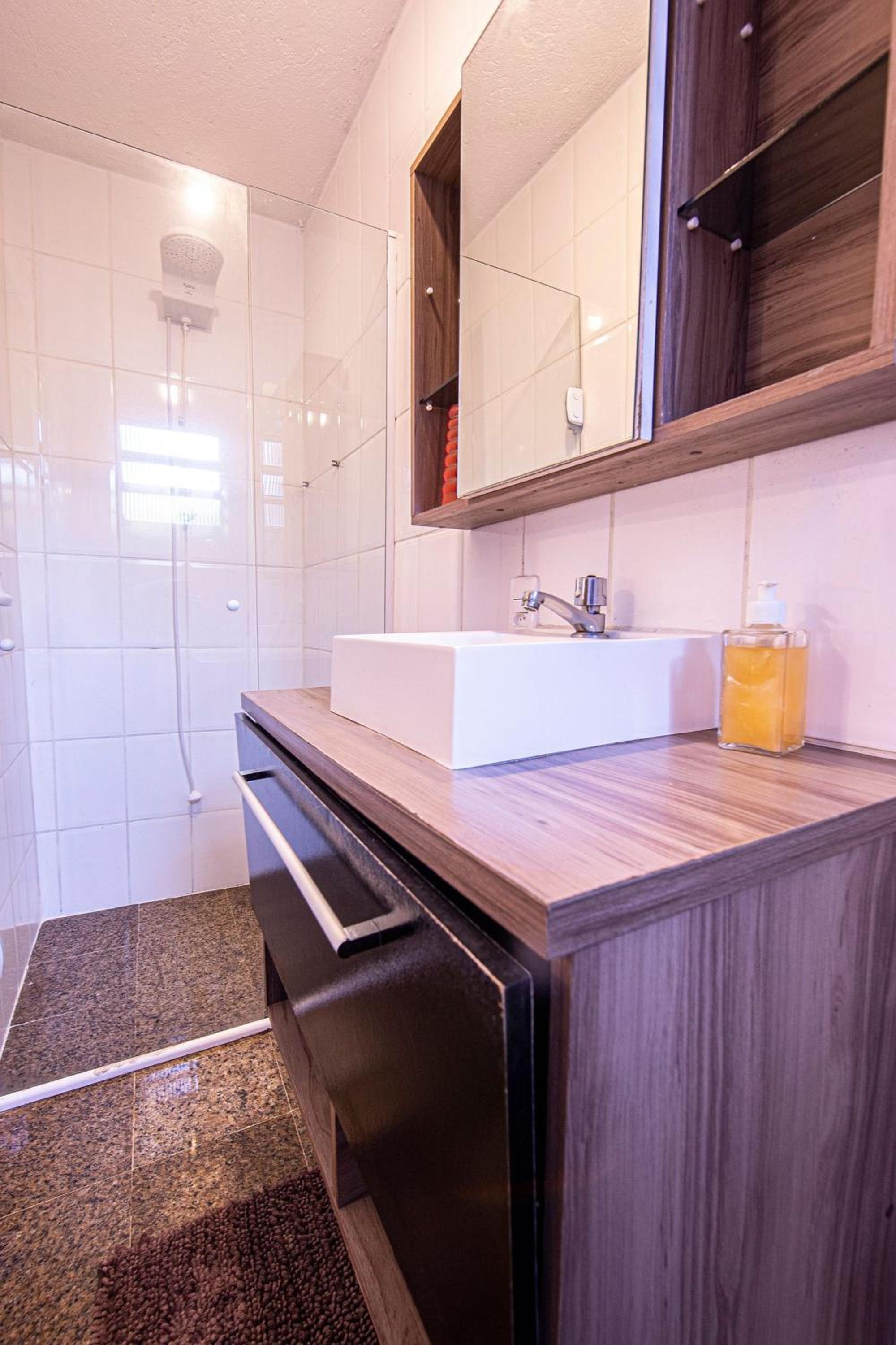 Casa com piscina a 100 m de Camburizinho