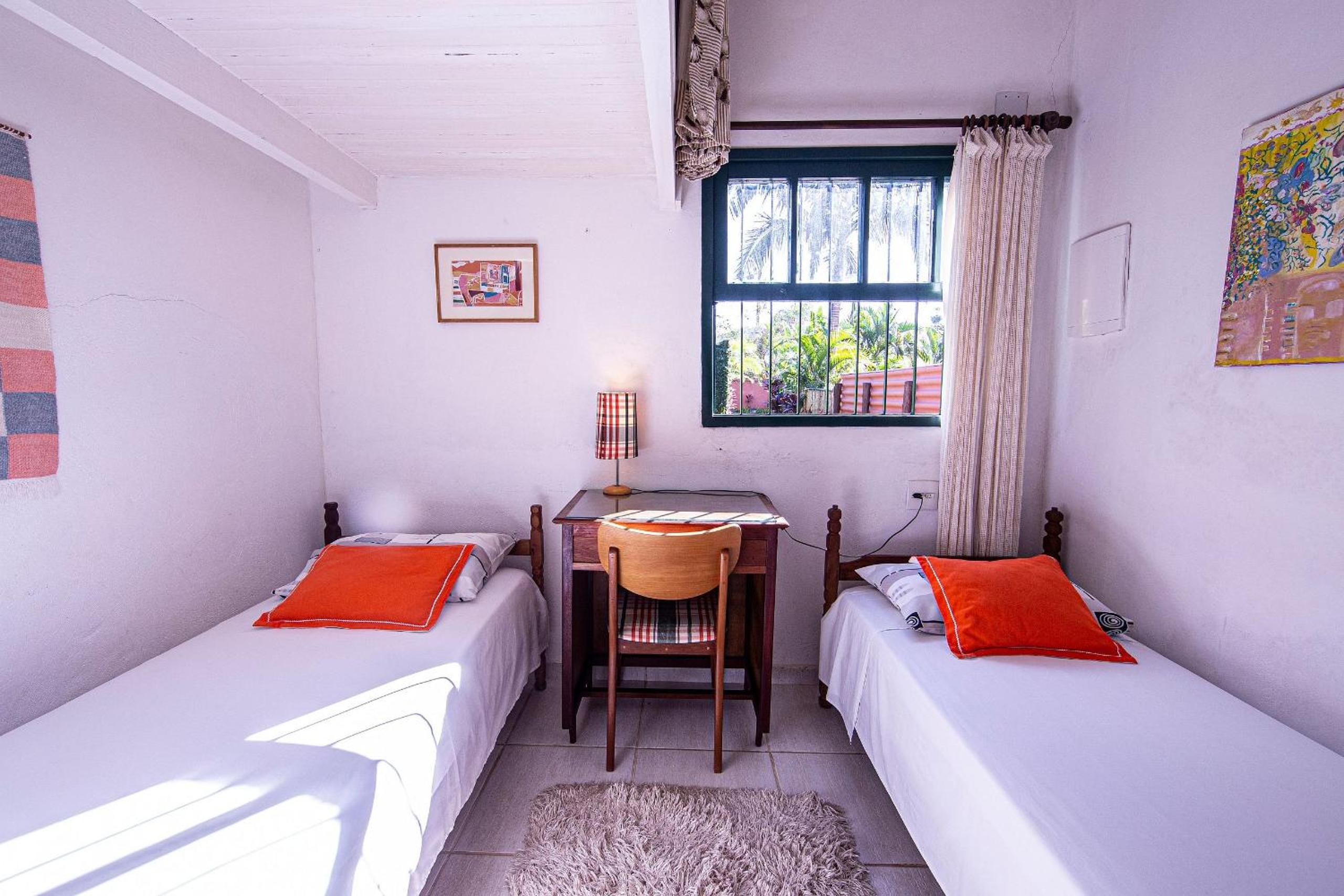Casa com piscina a 100 m de Camburizinho