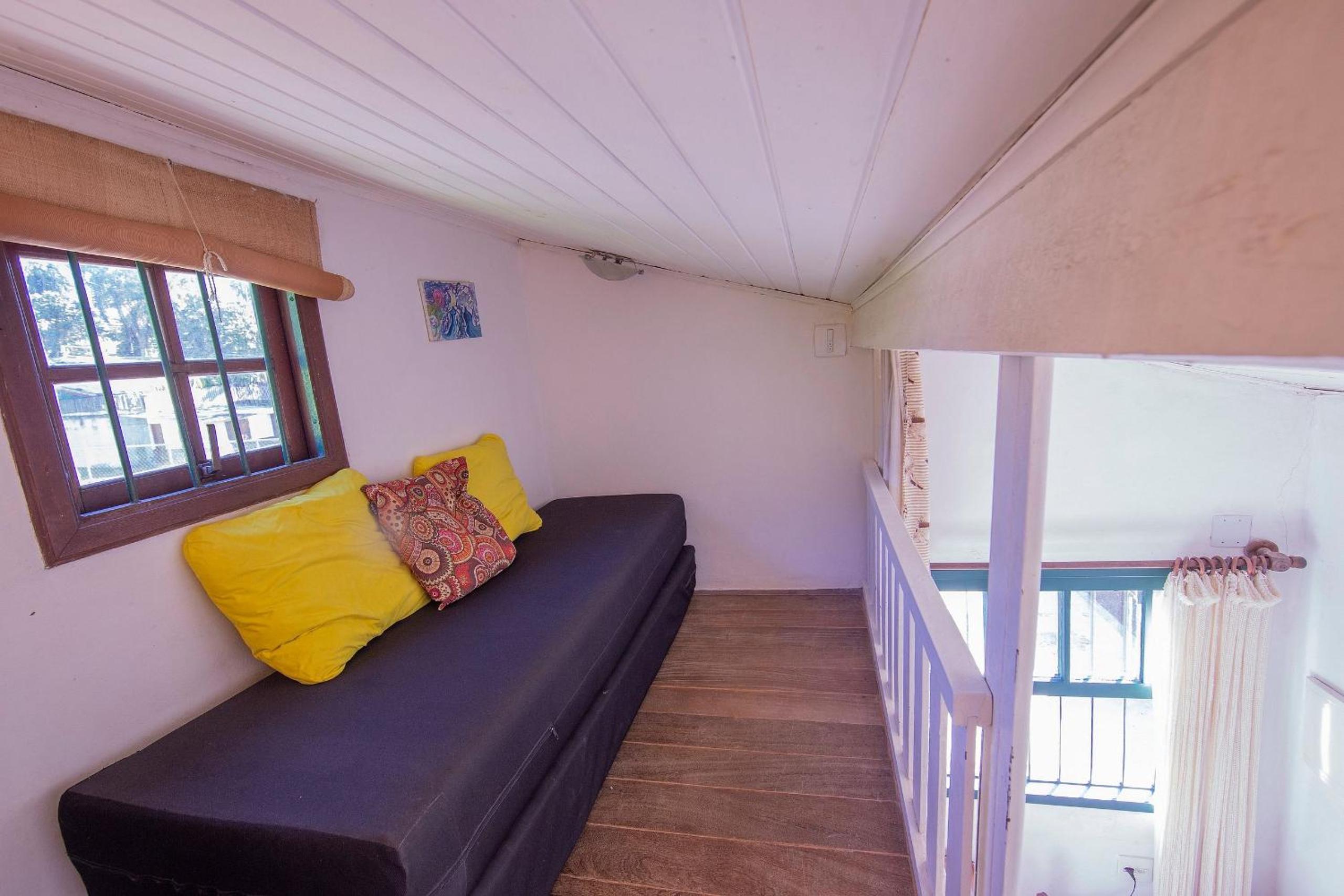 Casa com piscina a 100 m de Camburizinho