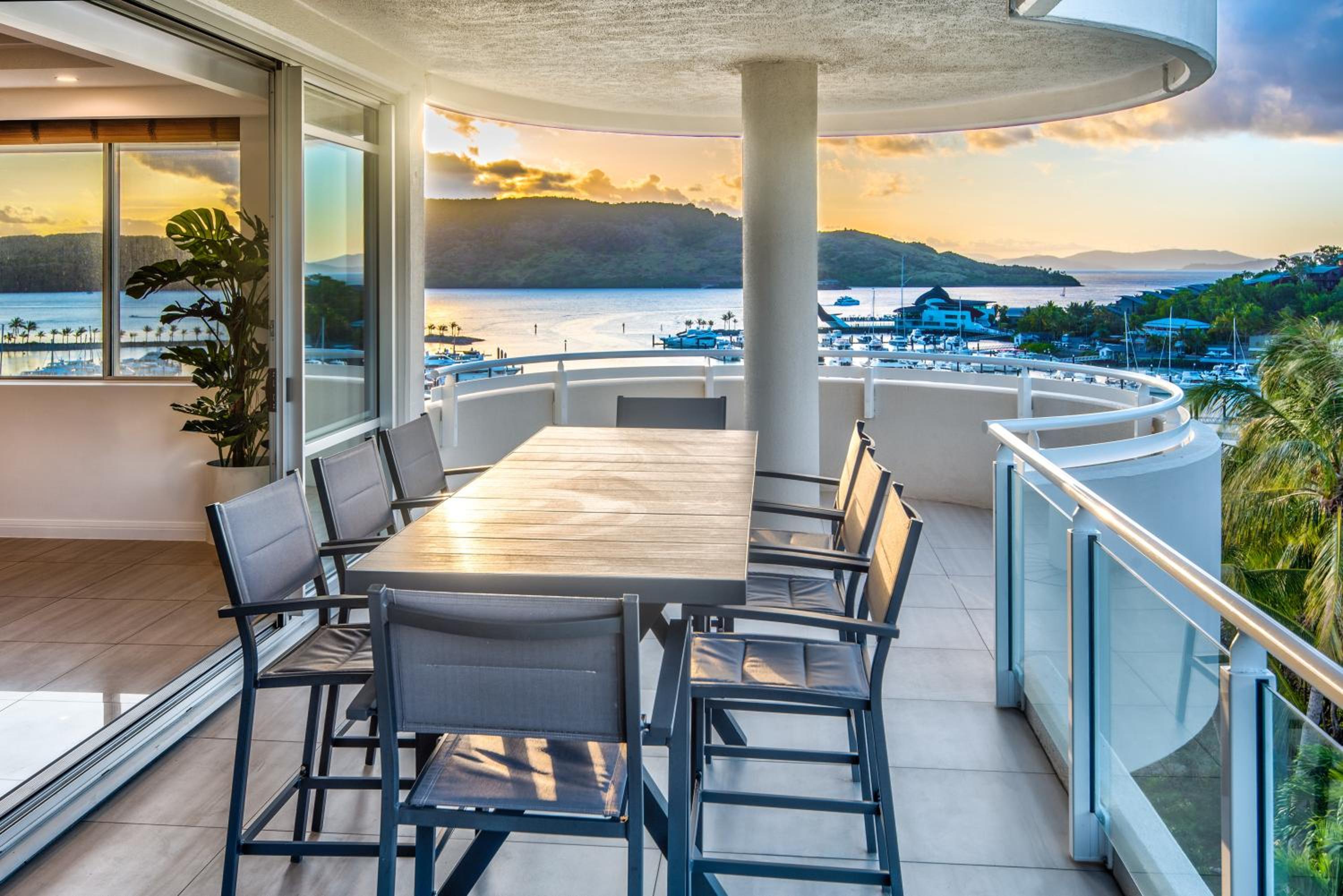 Yacht Harbour Tower 2, Hamilton Island - Million Dollar Views, Buggy & Valet Service