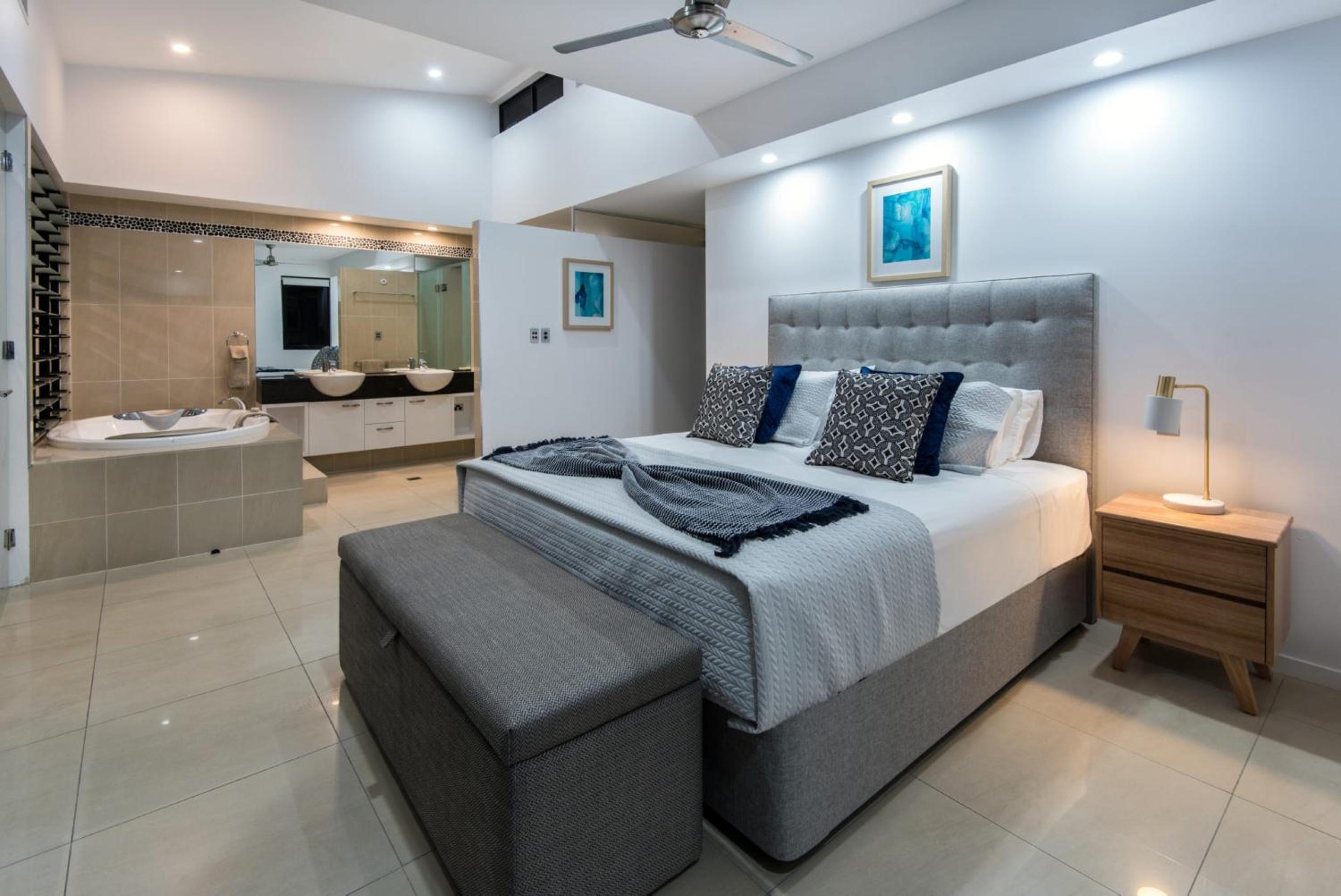 Edge 16 Waterfront Luxury Property - Golf Buggy & Valet Service