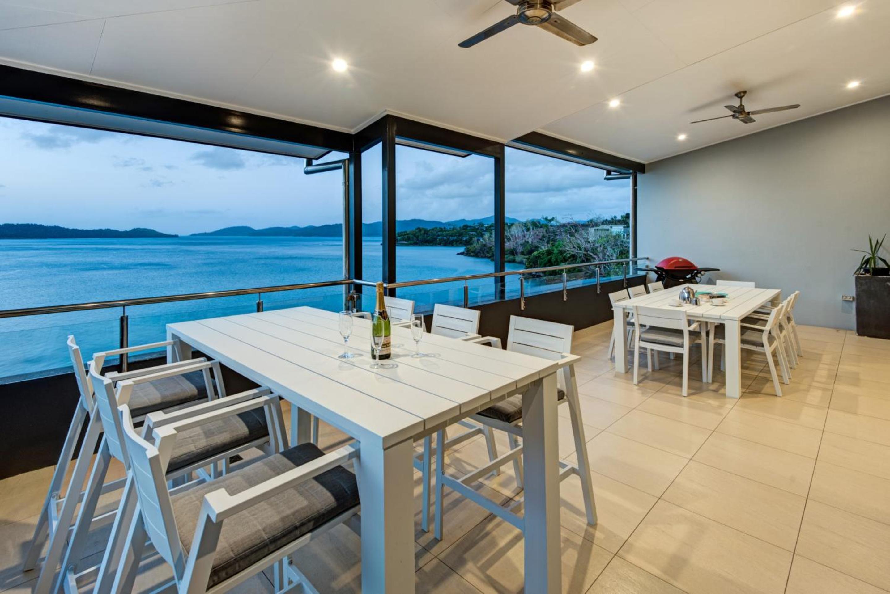 Edge 16 Waterfront Luxury Property - Golf Buggy & Valet Service