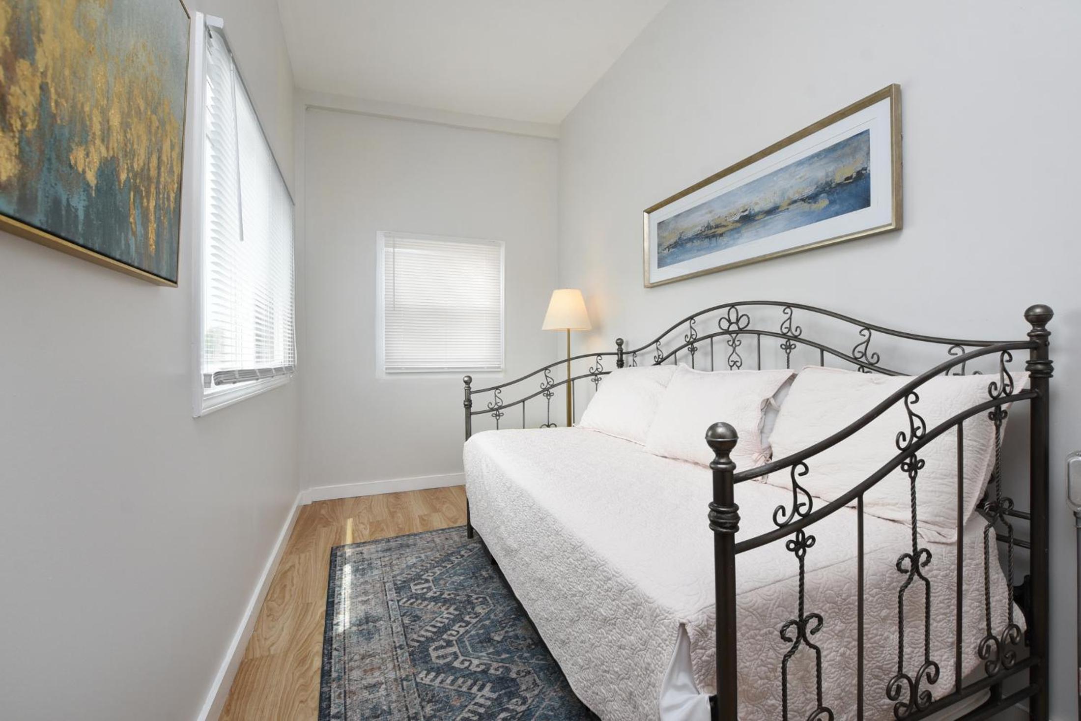 Contemporary Apt in Irving Park photo 3