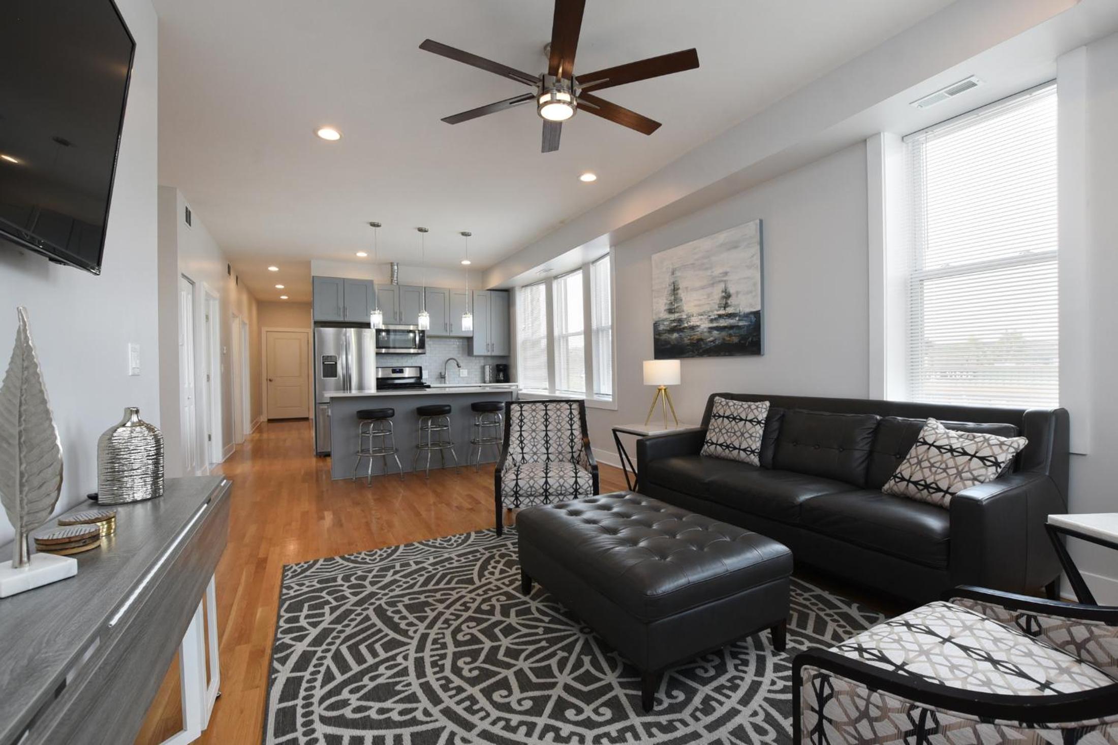 Contemporary Apt in Irving Park photo 4