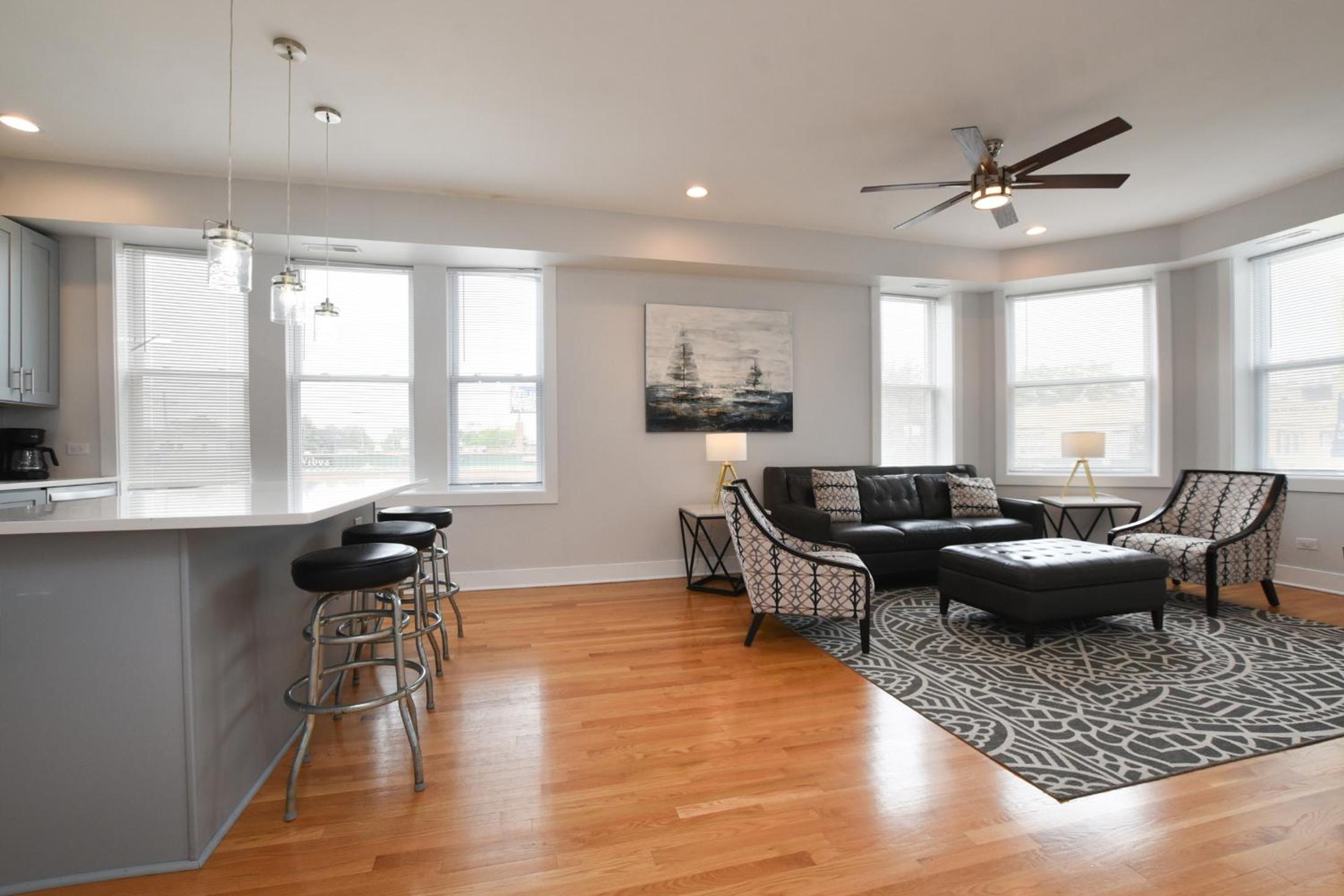Contemporary Apt in Irving Park photo 5