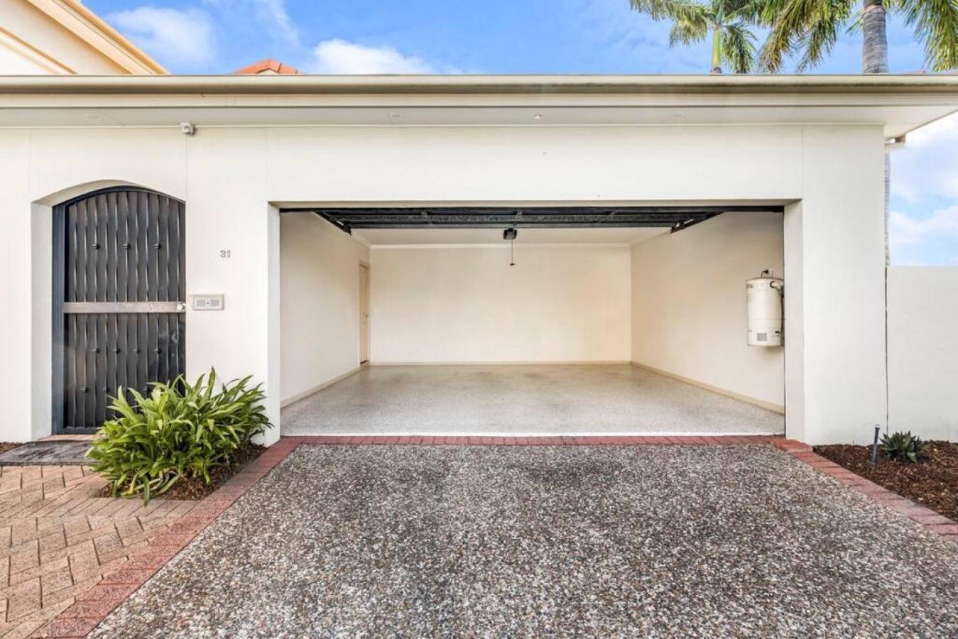 Villa by the Canal - Runaway Bay