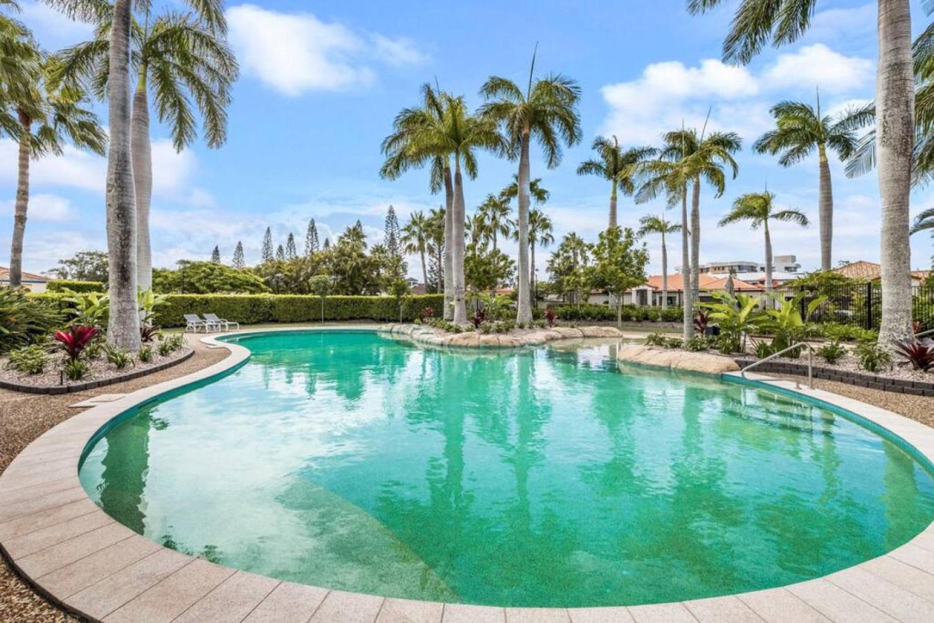 Villa by the Canal - Runaway Bay