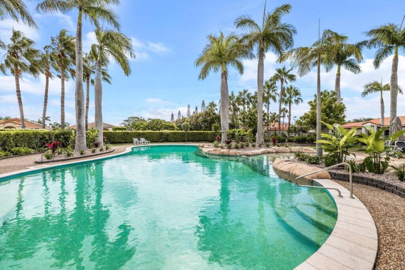 Villa by the Canal - Runaway Bay