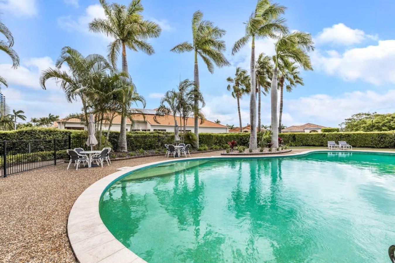 Villa by the Canal - Runaway Bay