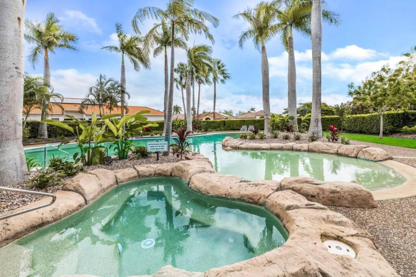 Villa by the Canal - Runaway Bay
