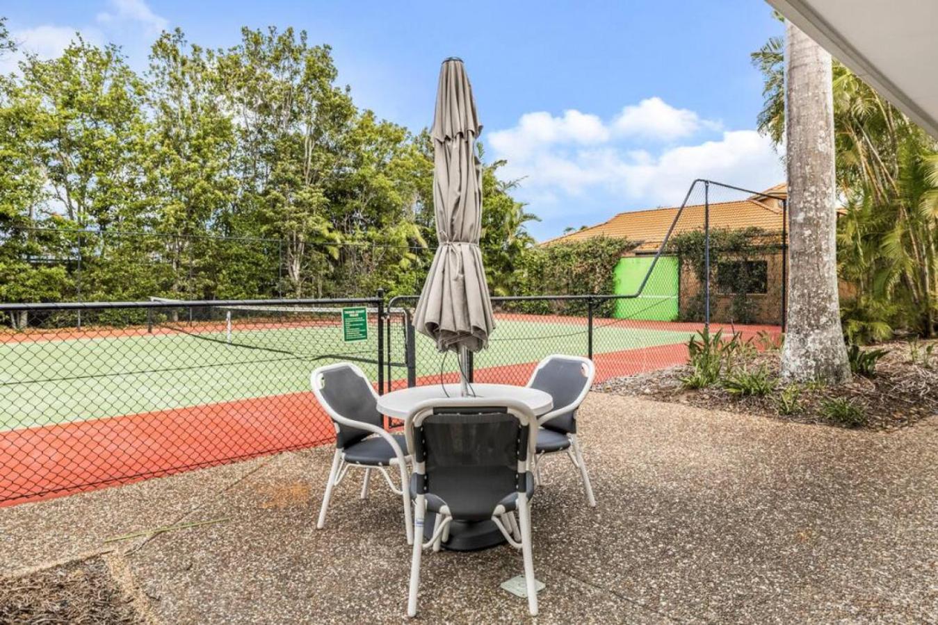 Villa by the Canal - Runaway Bay