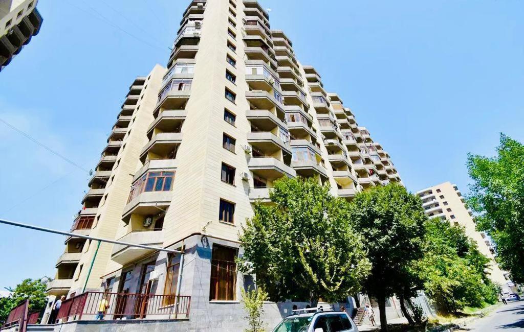 City Center, Comfortable and Sunny 2 Bedroom Nearby Republic Square