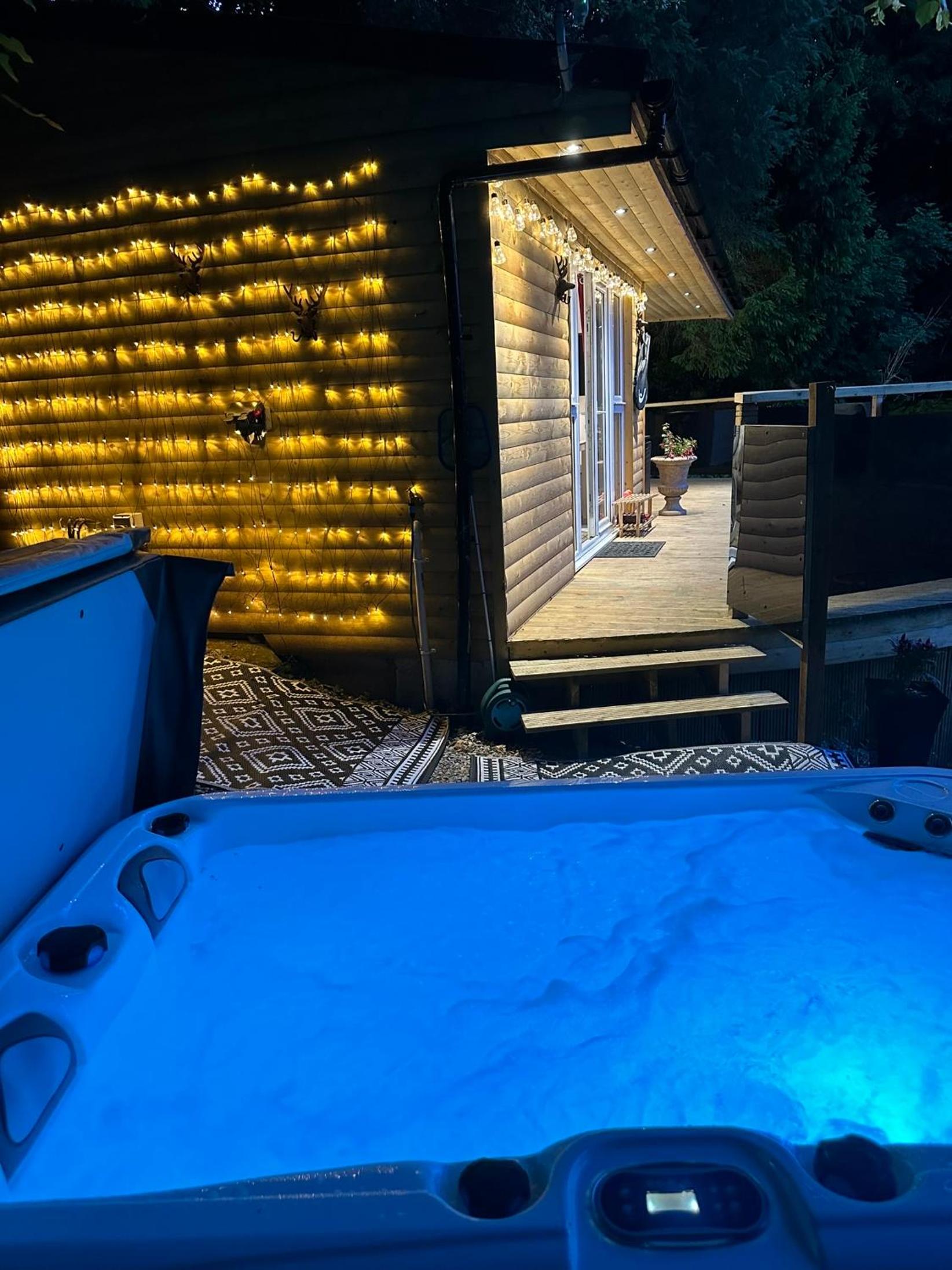 Unique Orchard Lodge for couples with hot tub