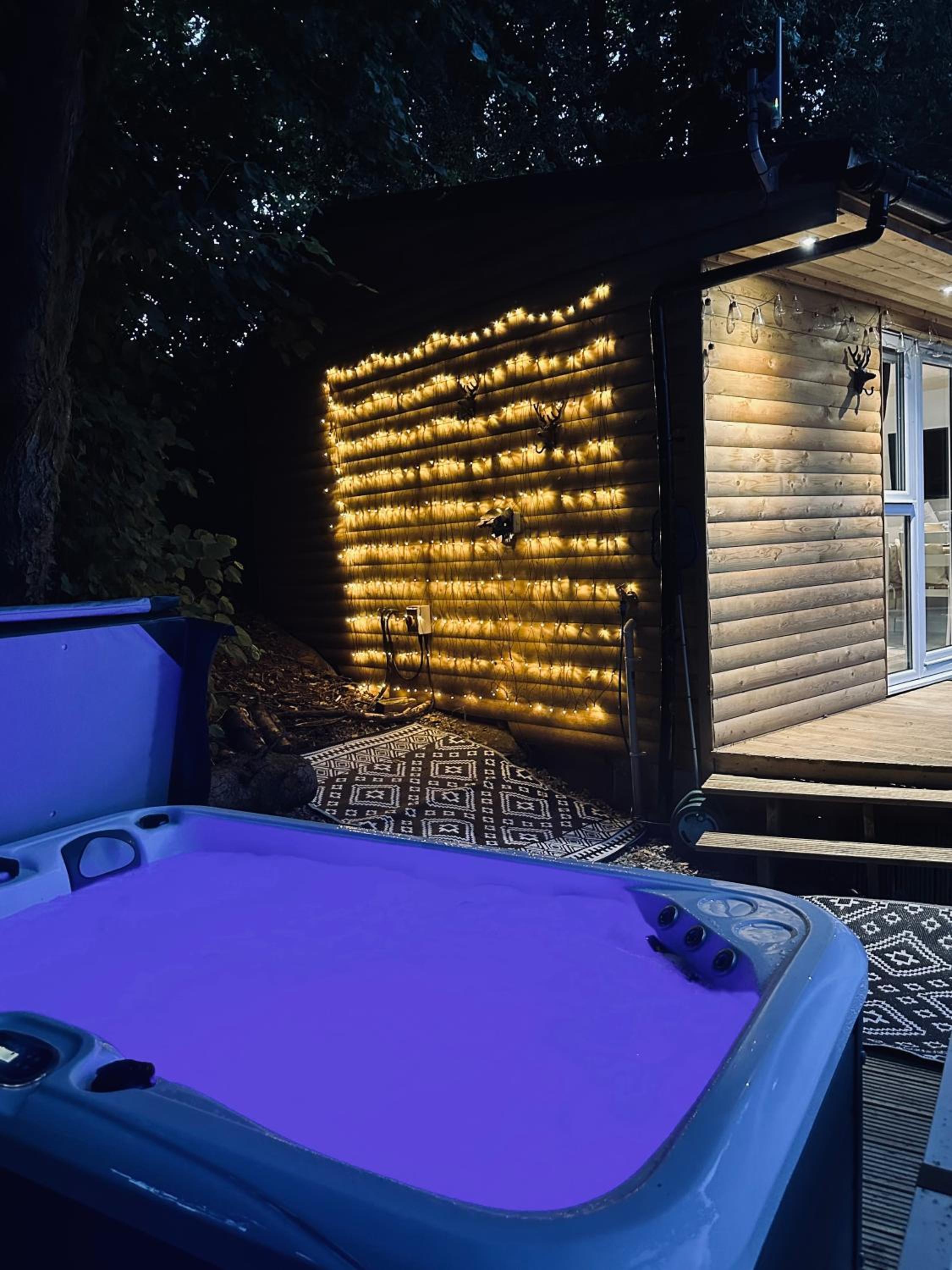 Unique Orchard Lodge for couples with hot tub