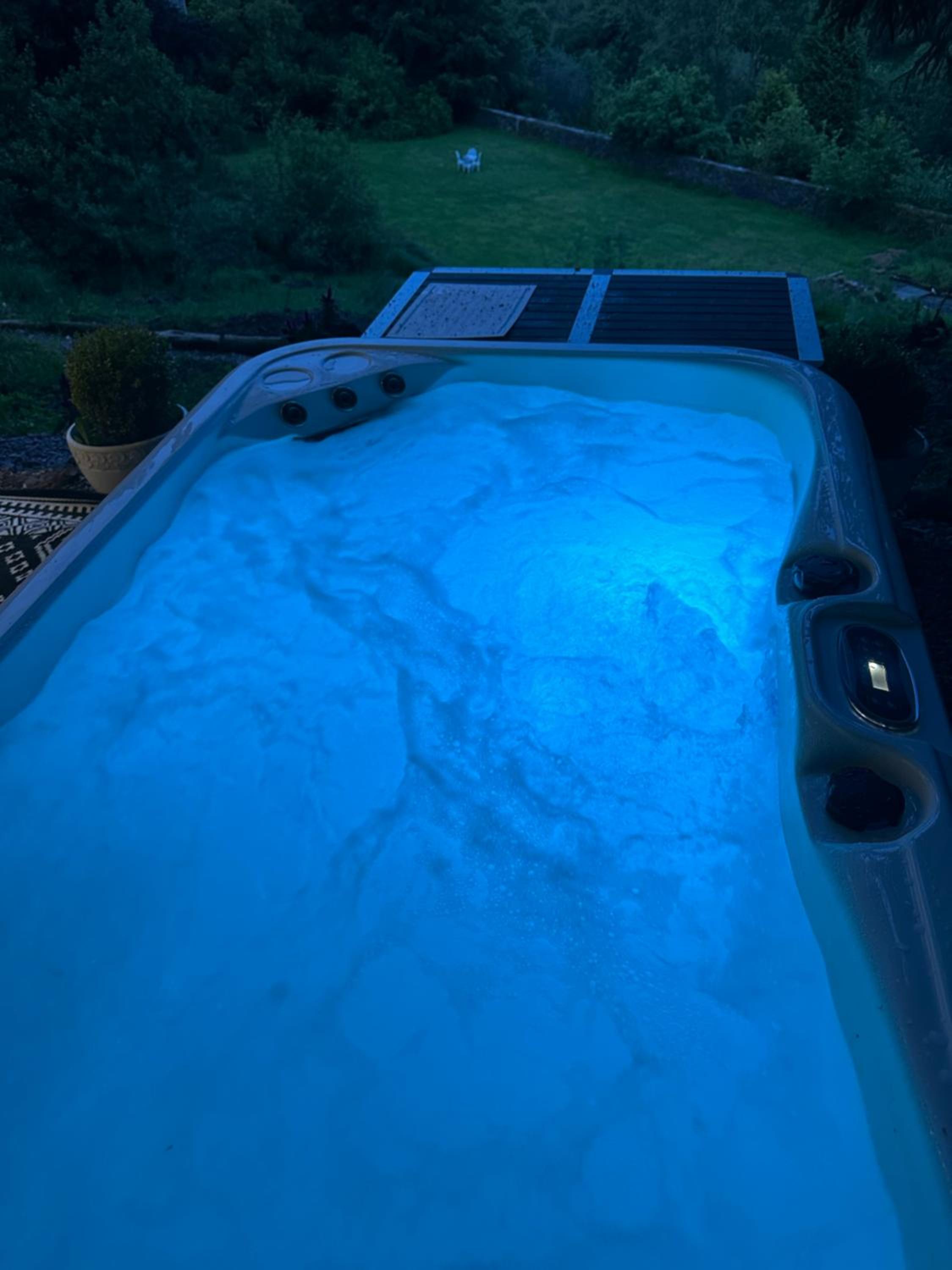 Unique Orchard Lodge for couples with hot tub