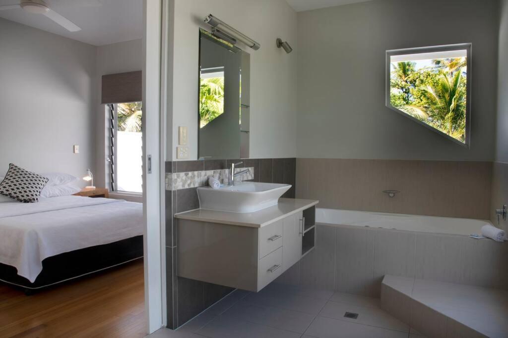 2/24 Donkin - Luxury - Absolute Beachfront