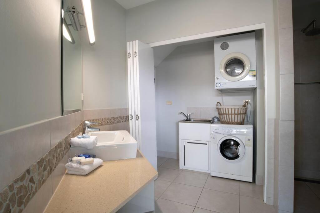 2/24 Donkin - Luxury - Absolute Beachfront