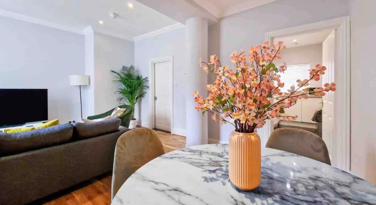 Spacious 2 Bed Apartment In The Heart of Kensington photo 3