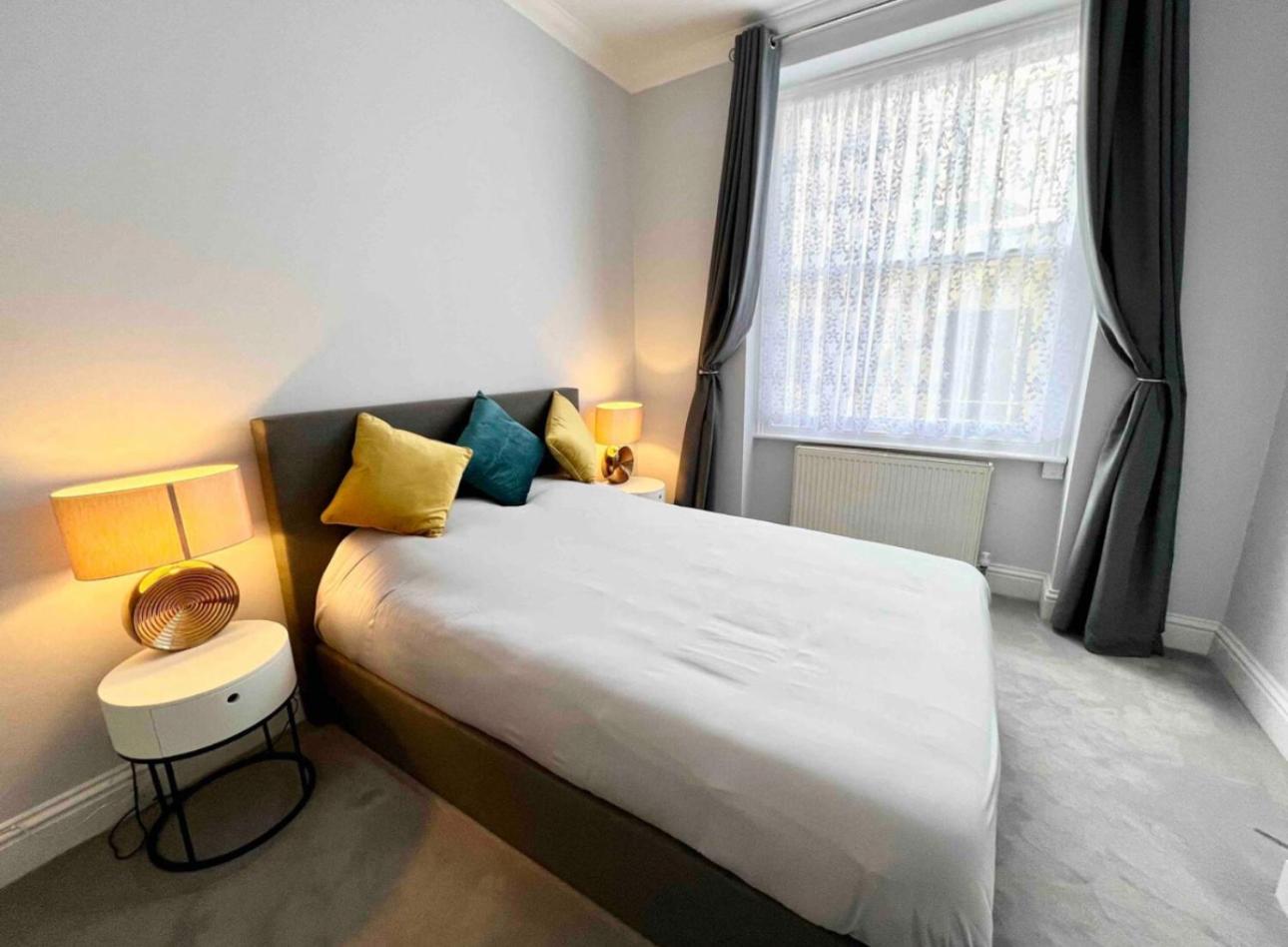 Spacious 2 Bed Apartment In The Heart of Kensington photo 2