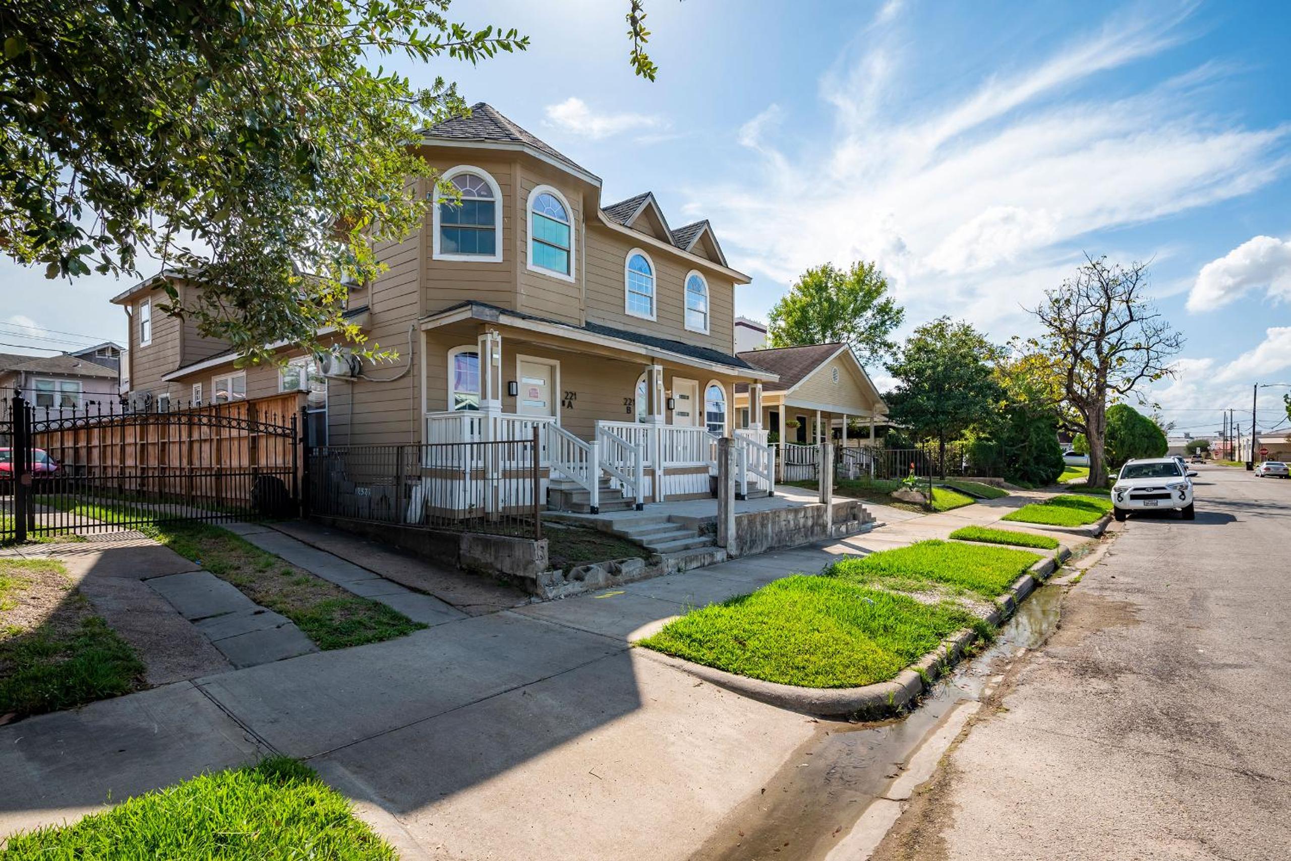Big House/downtown/Pets/Parking/EV/Holiday Ready view 3