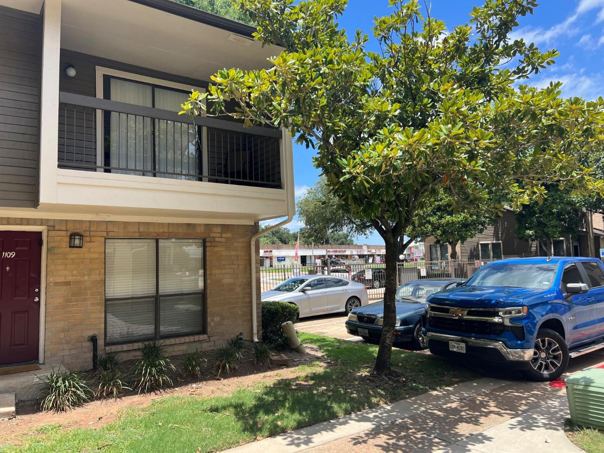 Beautiful 1-bedroom Townhome with nice amenities view 2