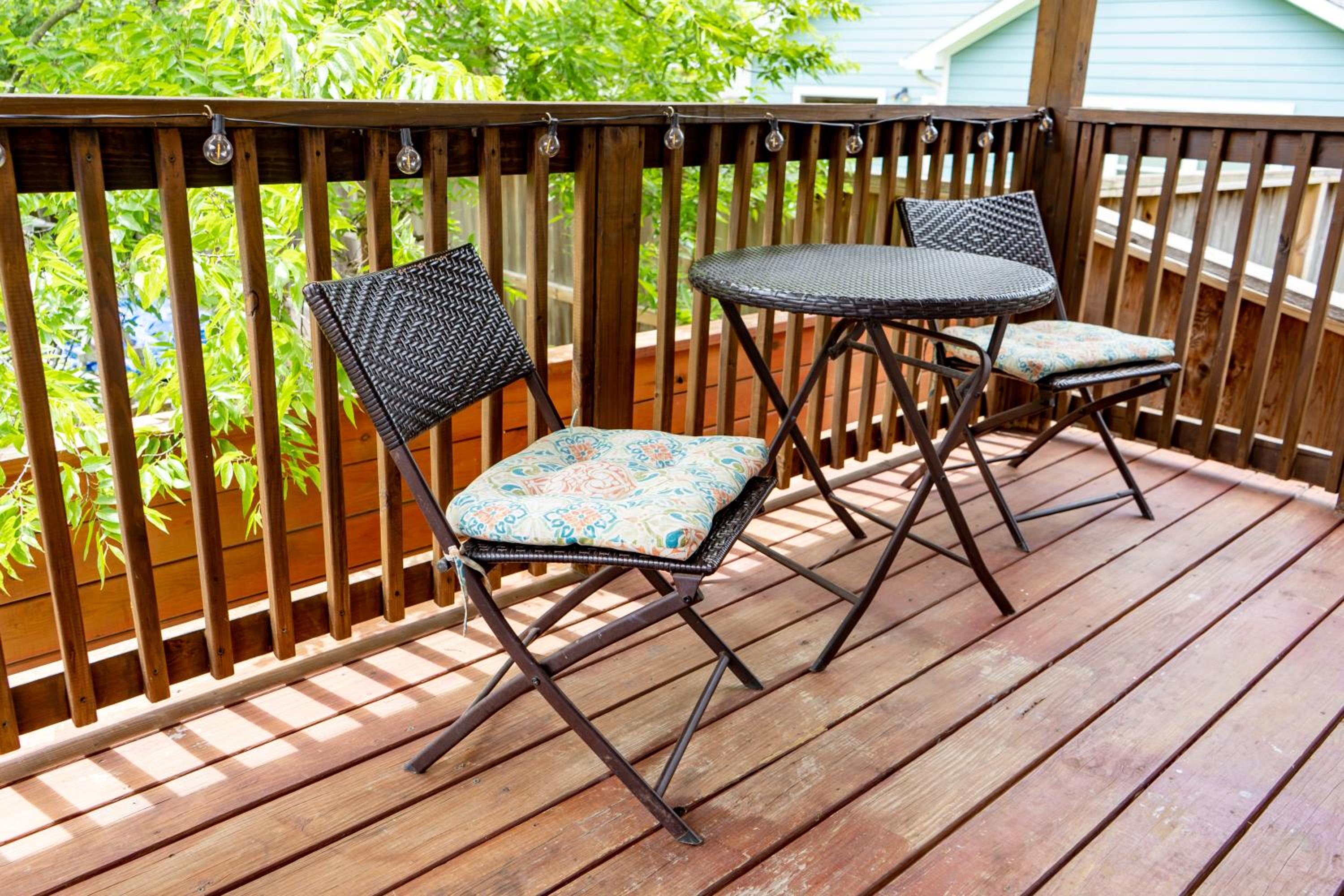 Super Cozy 2 bedroom with Fast WIFI and Queen Bed close to Downtown Houston!! view 3