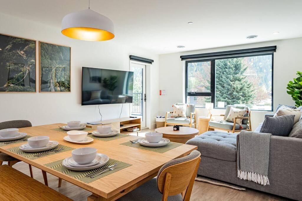 Revy Bliss - Dazzling Condo in the Mountains