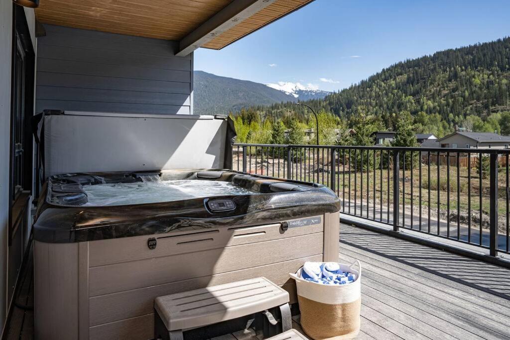 Revy Bliss - Dazzling Condo in the Mountains