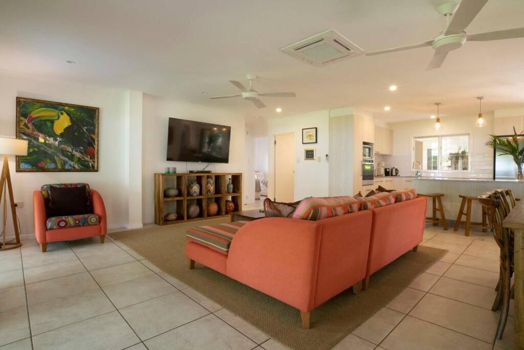 Alani - Absolute Beachfront - Sleeps up to 10
