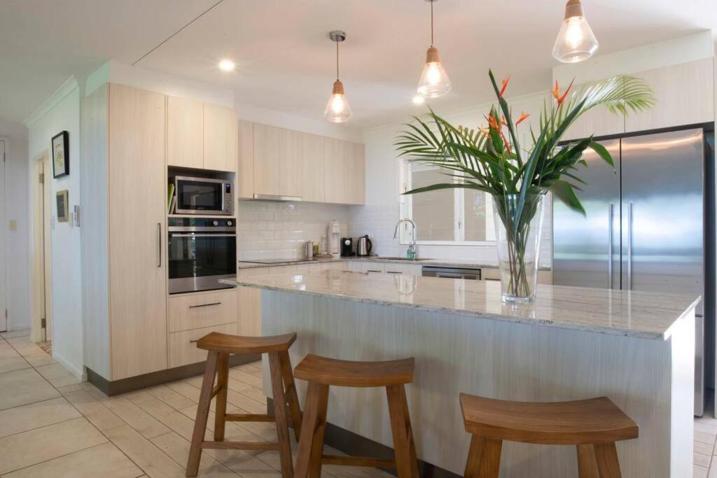 Alani - Absolute Beachfront - Sleeps up to 10