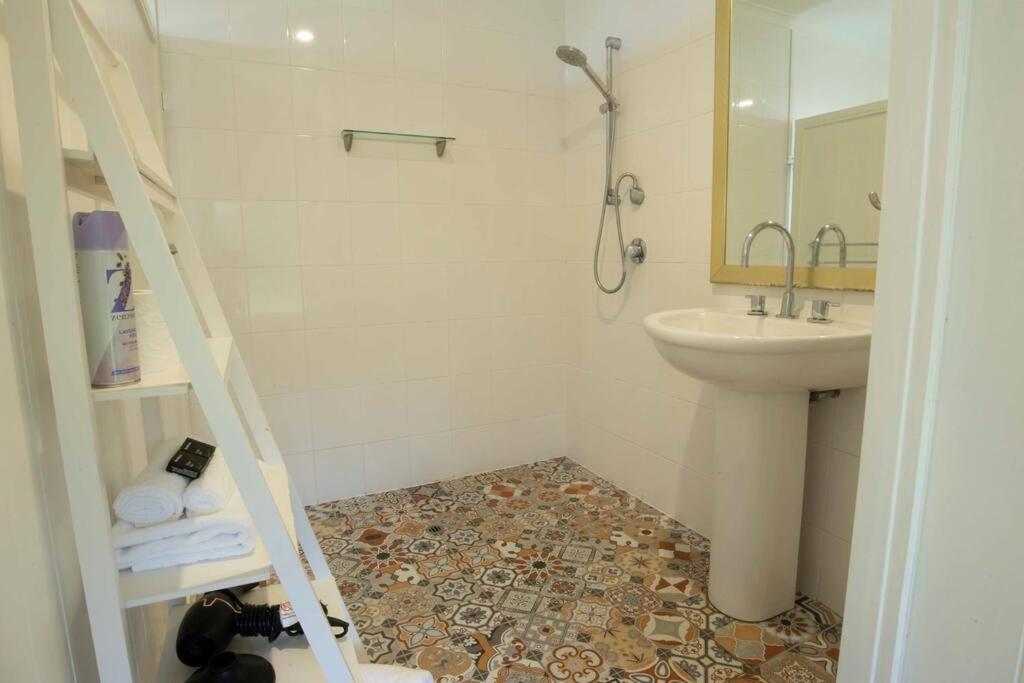 Alani - Absolute Beachfront - Sleeps up to 10