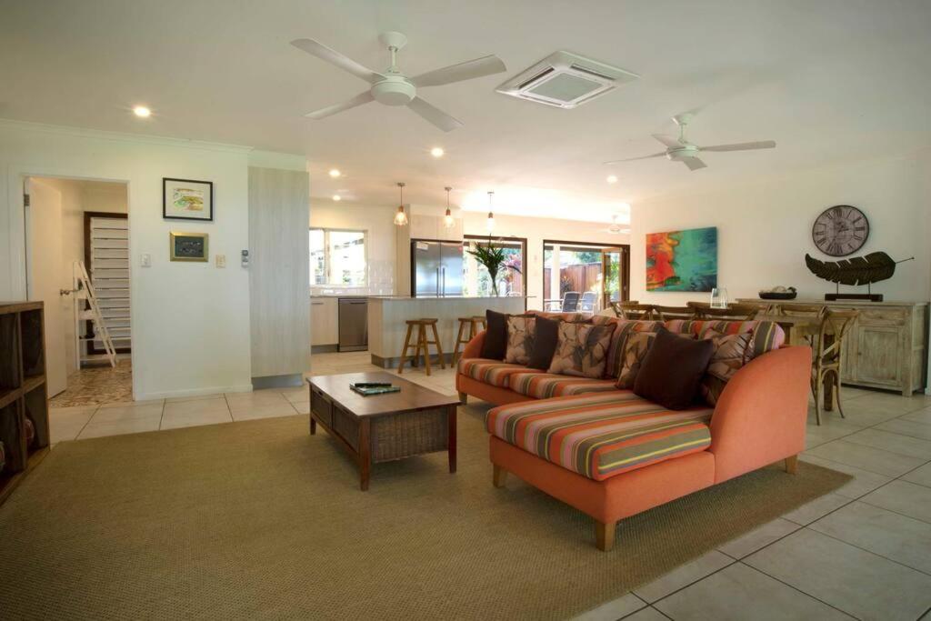 Alani - Absolute Beachfront - Sleeps up to 10