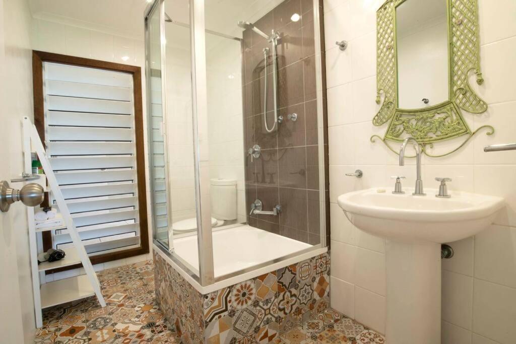 Alani - Absolute Beachfront - Sleeps up to 10