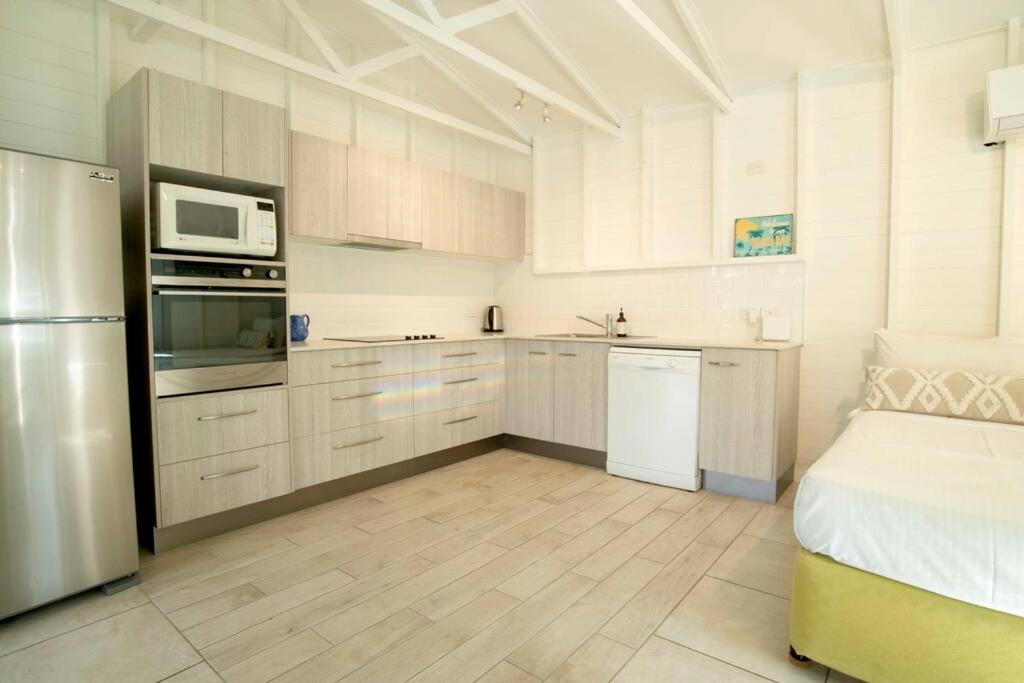 Alani - Absolute Beachfront - Sleeps up to 10