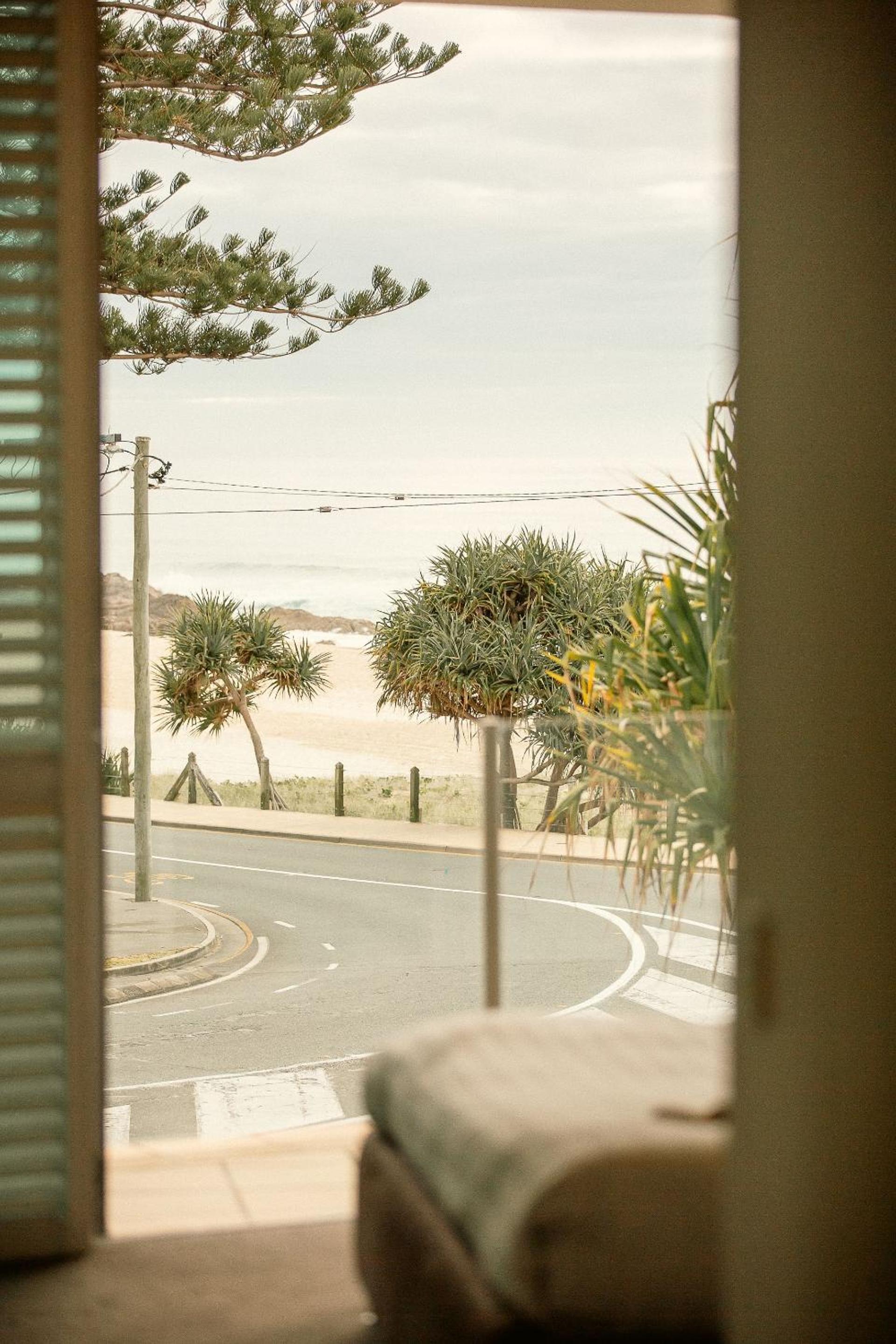 Waves 203 on Currumbin view 4