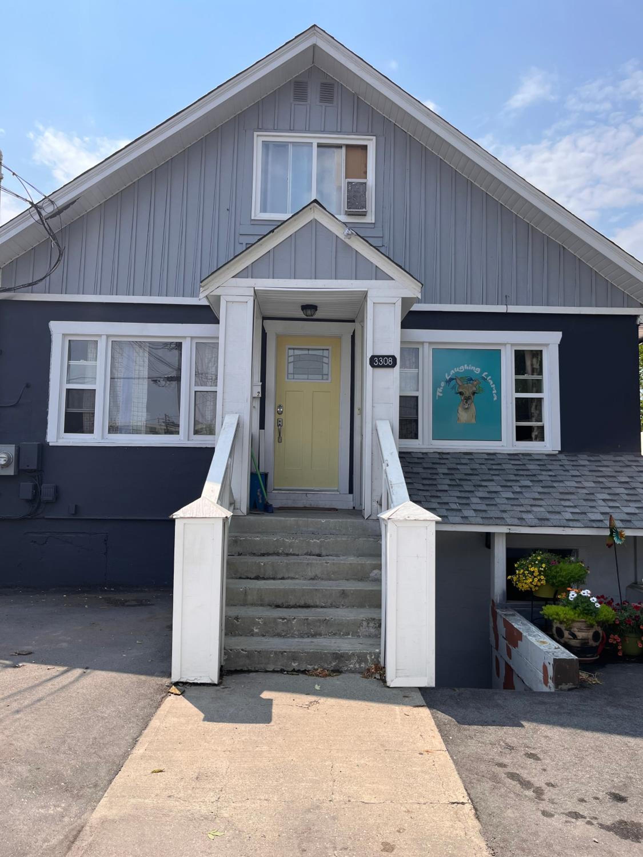 Hotel Laughing Llama - Image 1