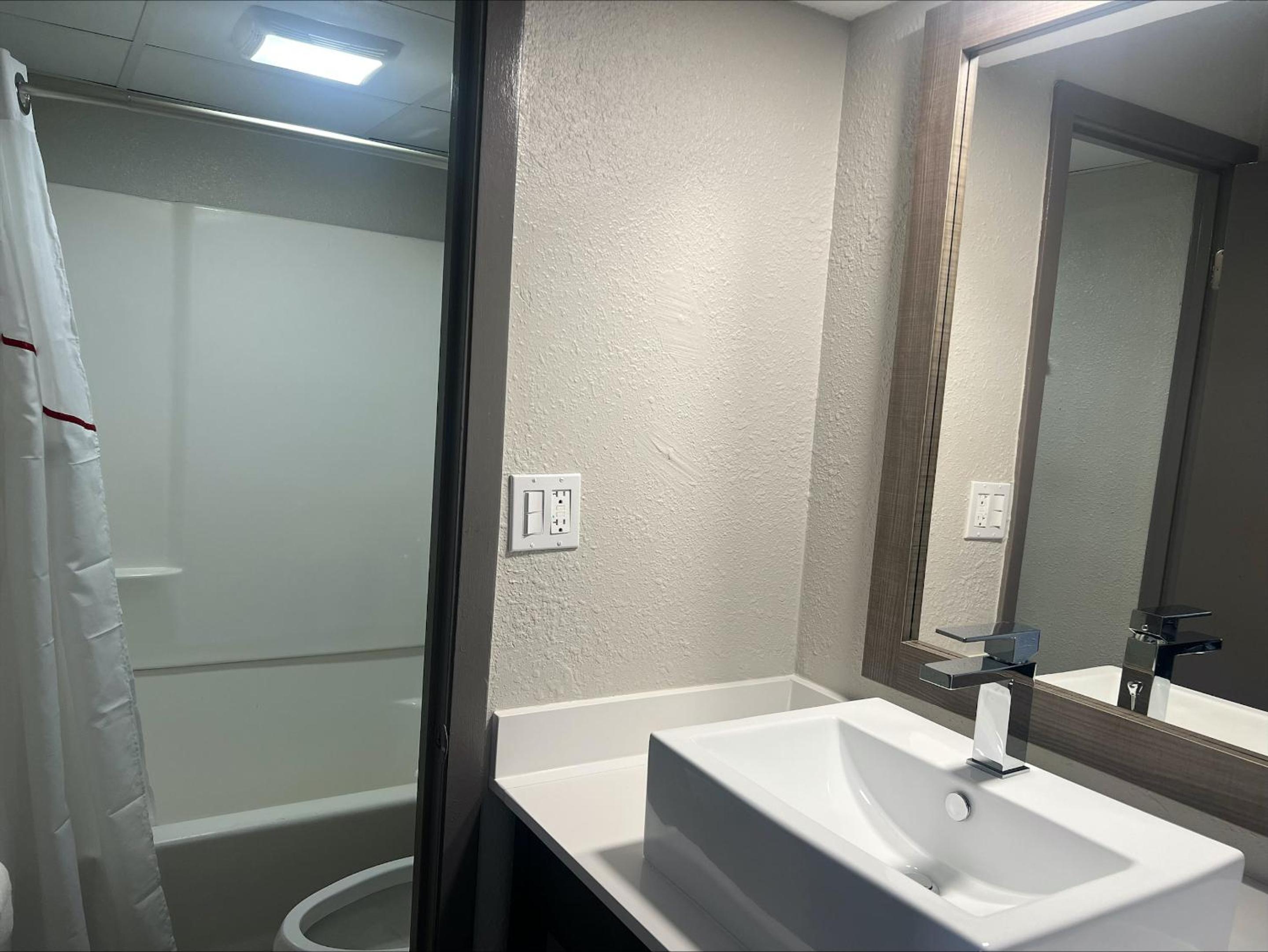 Red Roof Inn Bourbonnais - Property Image 4