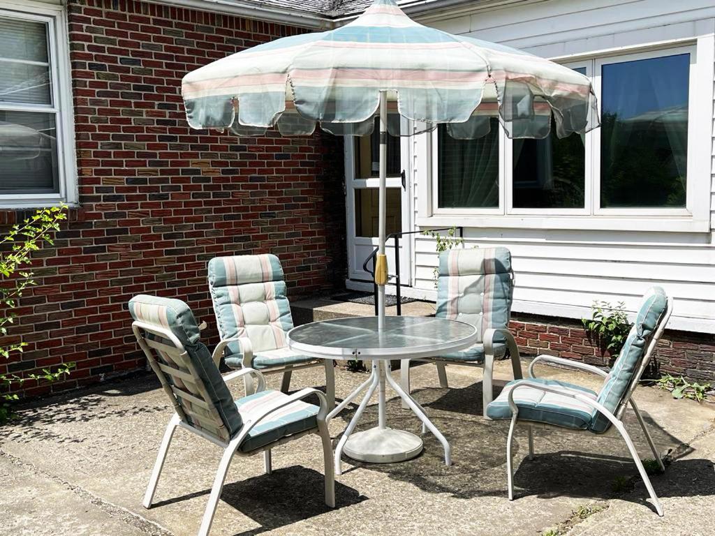 Entire Home in Buffalo - 6 Guests 3 Bedroom 1 Bath - Convenient Location - 25min to Niagara Falls