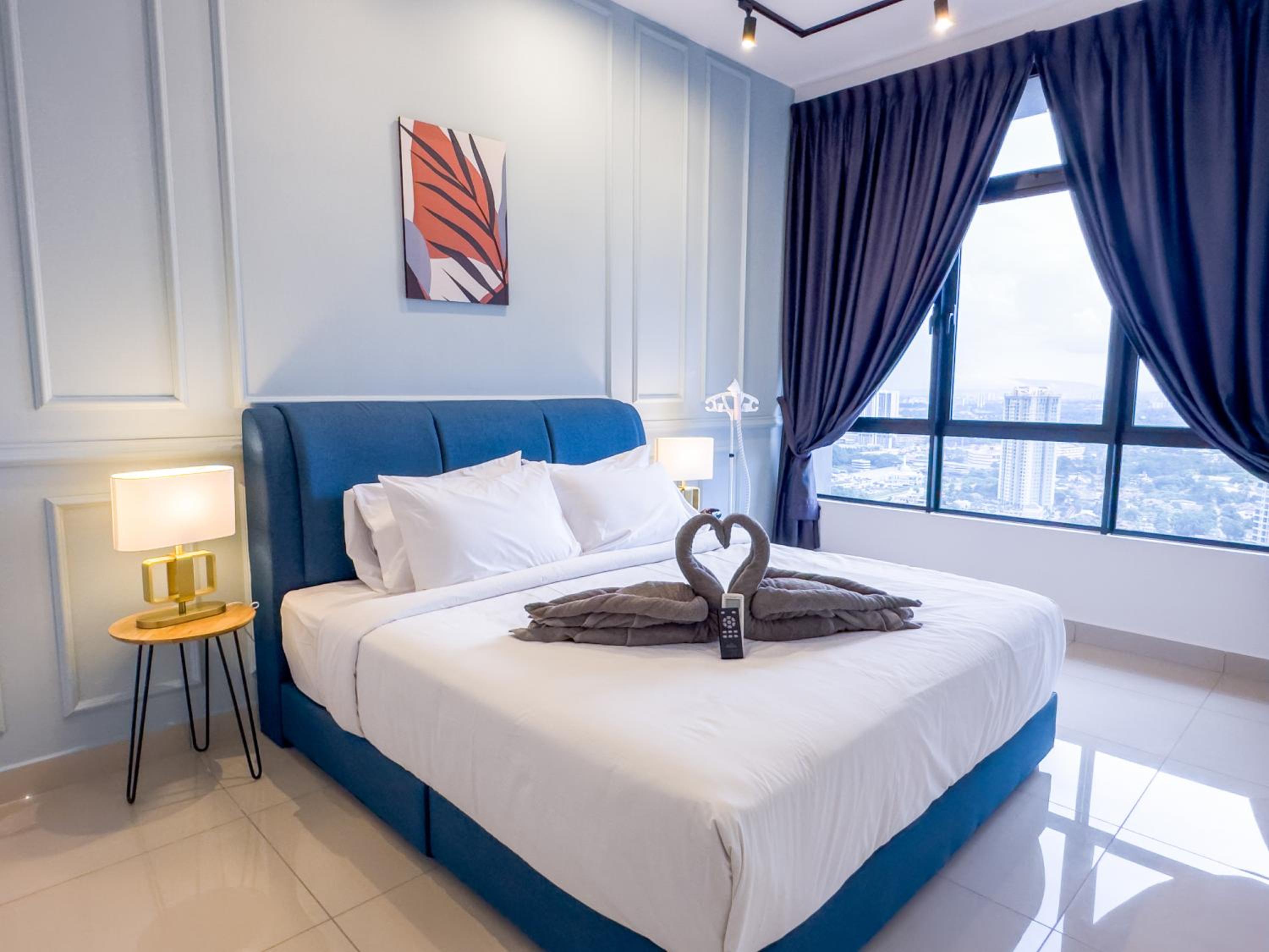 Twin Tower Residence by Nest Home【5 mins walk to CIQ】