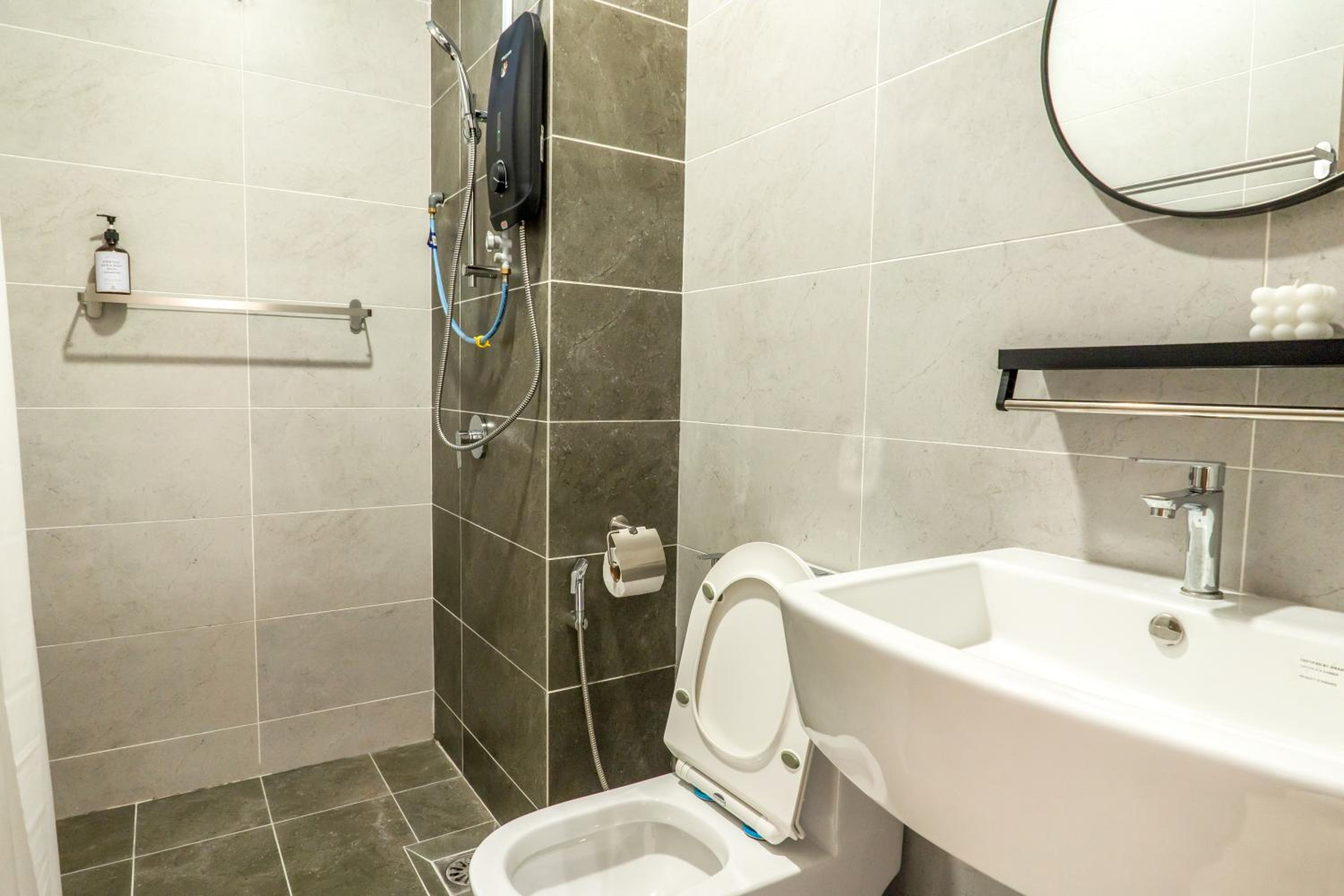 Twin Tower Residence by Nest Home【5 mins walk to CIQ】