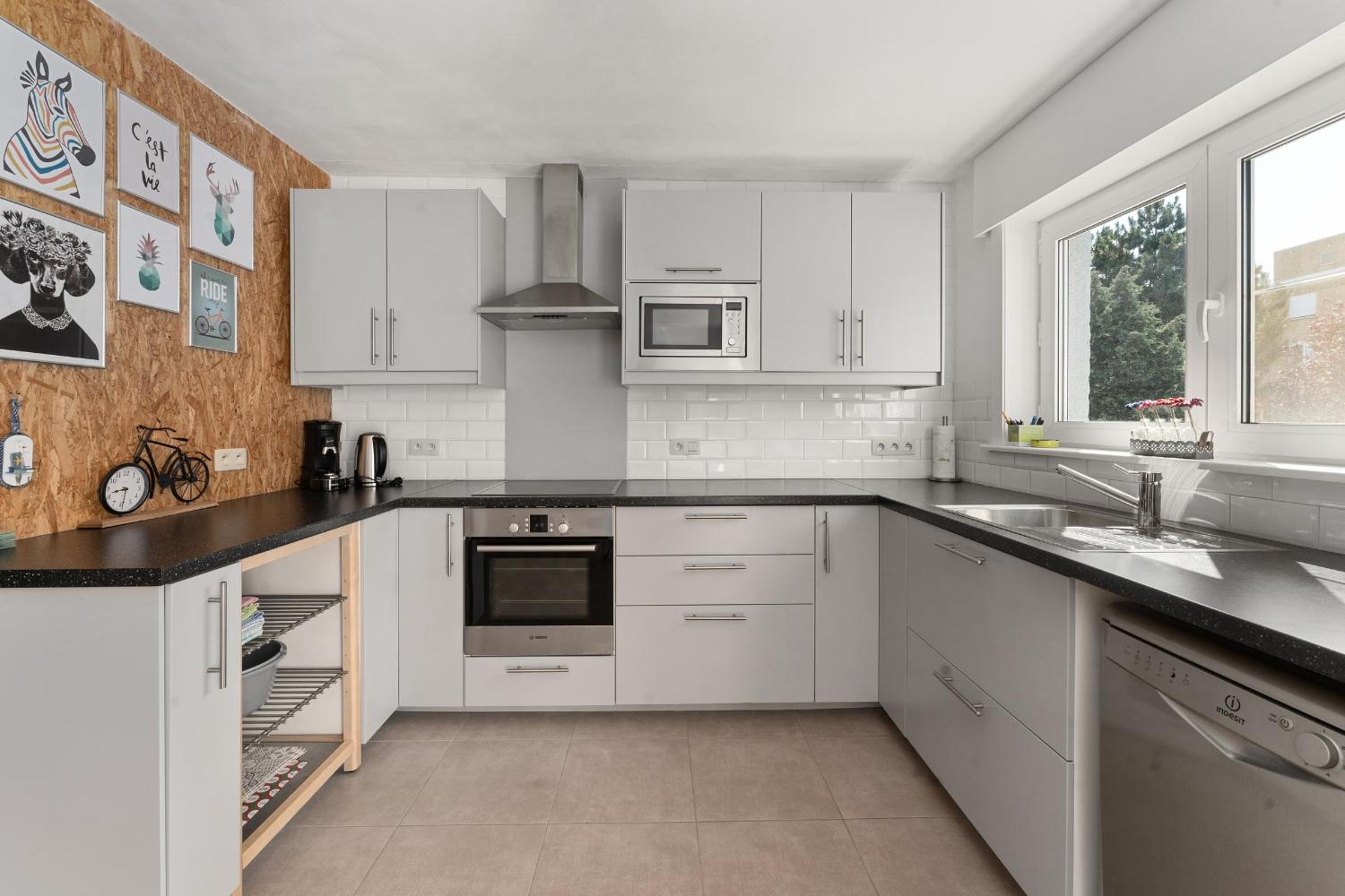 Ruime woning 10p met zonnige tuin & nabij strand