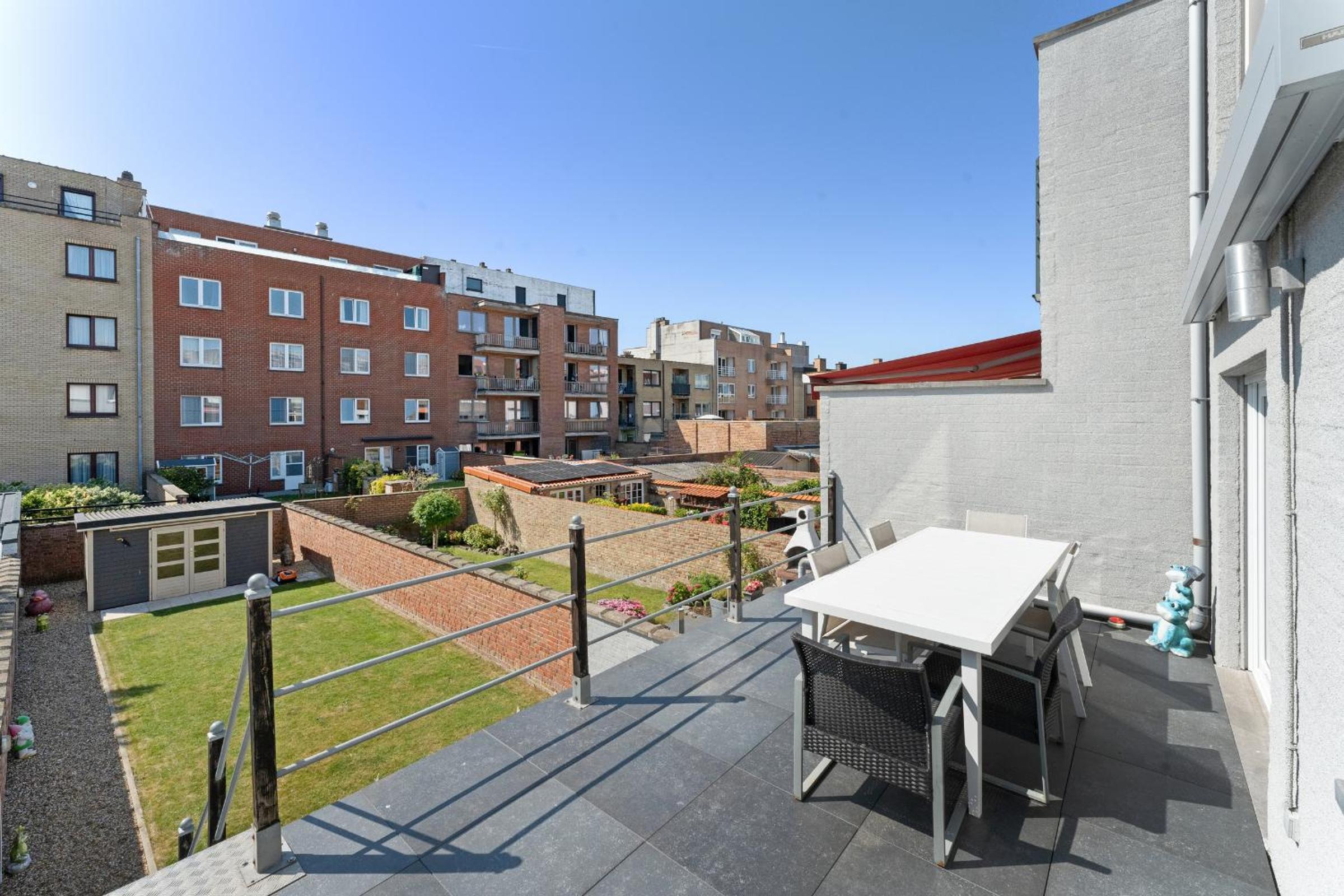 Ruime woning 10p met zonnige tuin & nabij strand