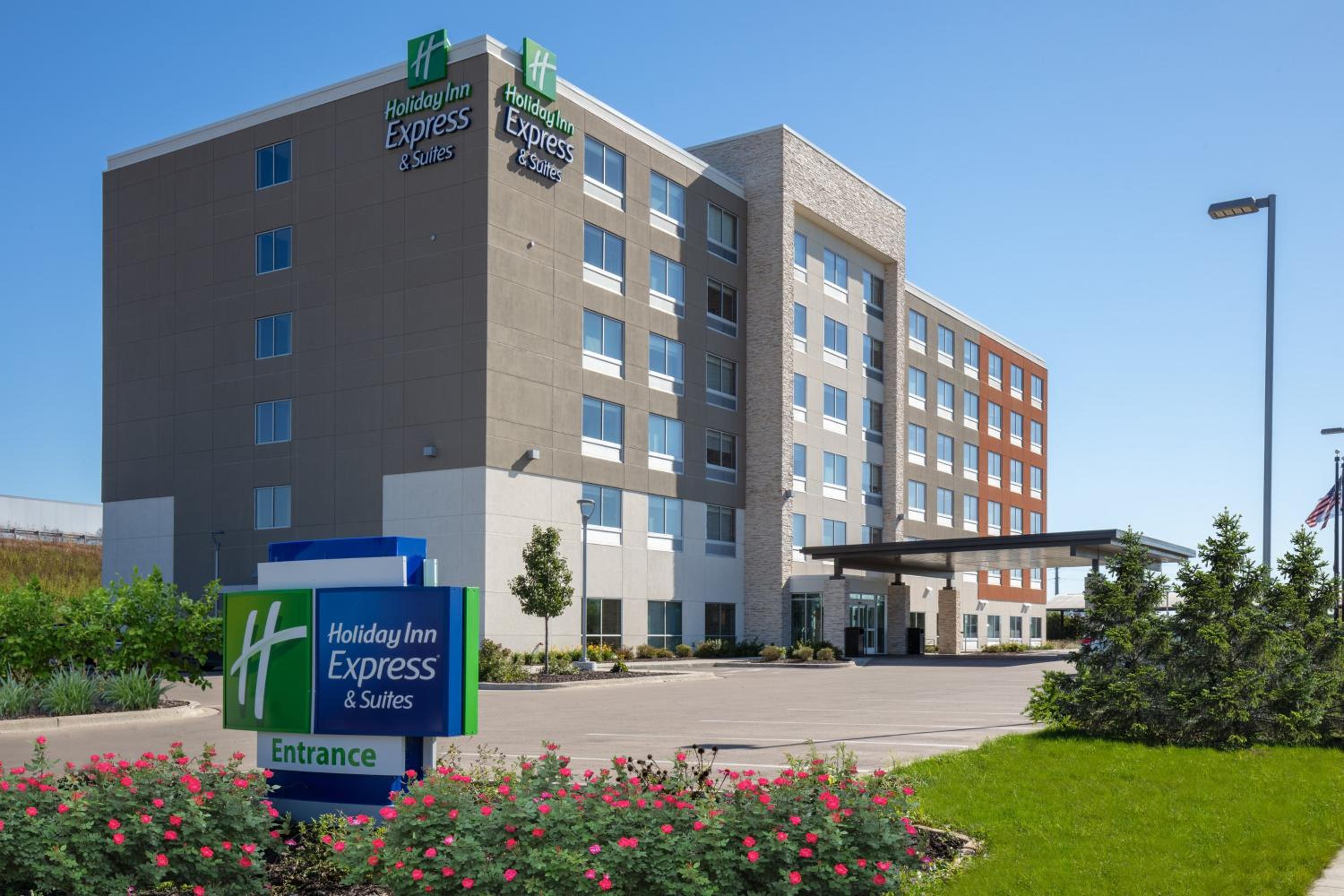 Hotel Holiday Inn Express & Suites - Beloit, an IHG Hotel - Image 1