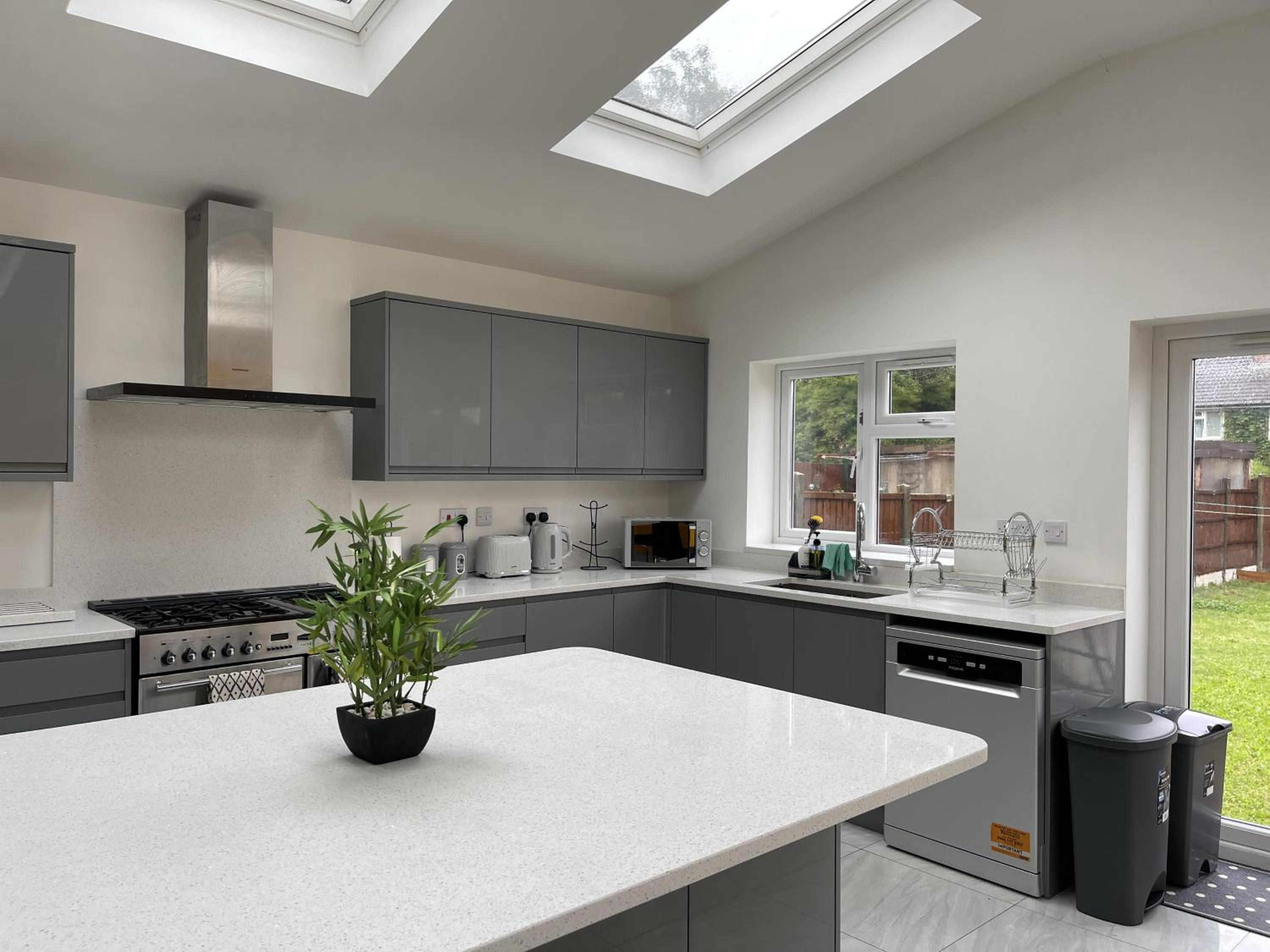 Luxurious Kitchen Lrg Bedrooms Holiday FreeParking view 4