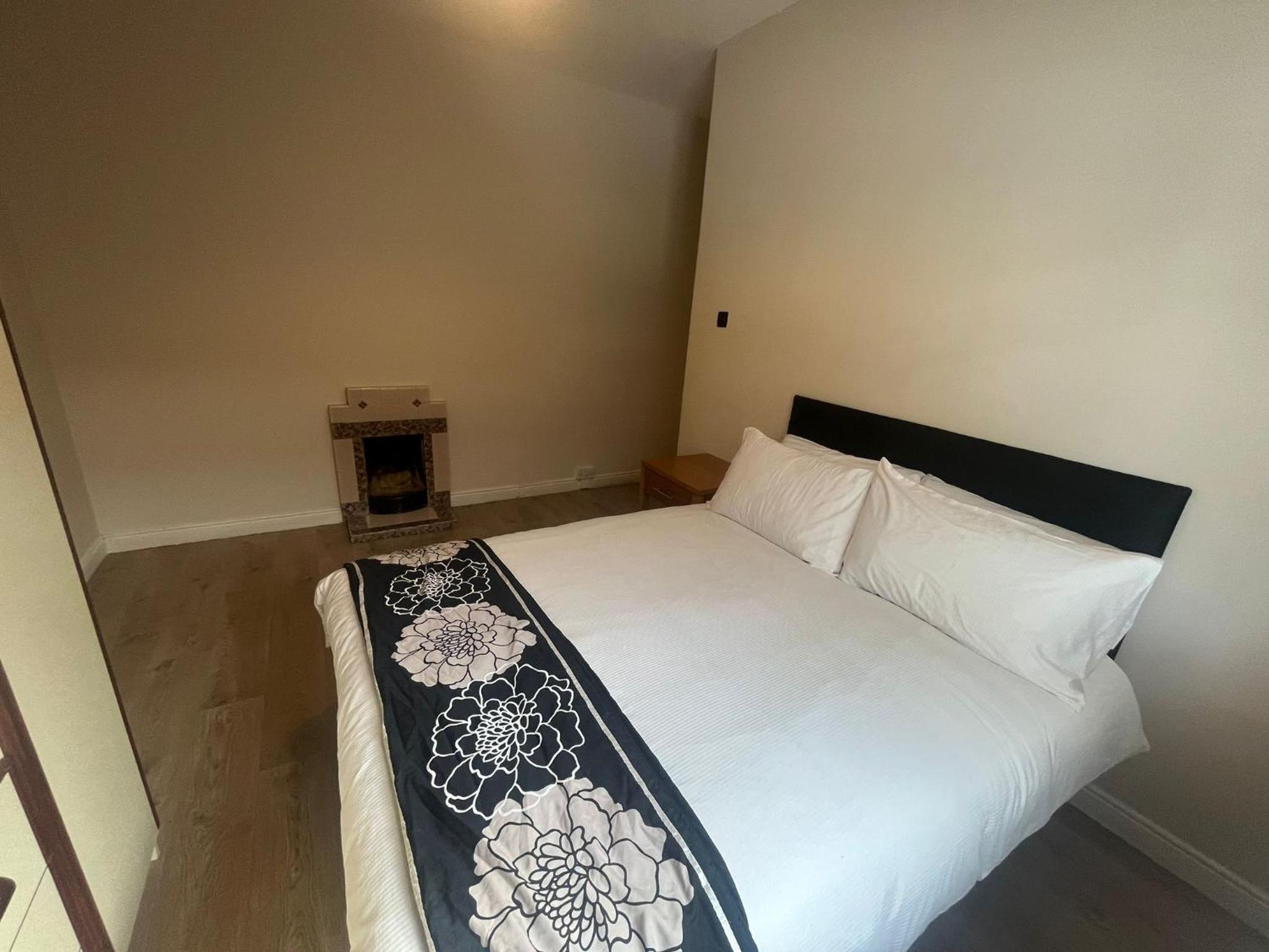 Yeats Lodge Self catering Apartment and Bar view 5
