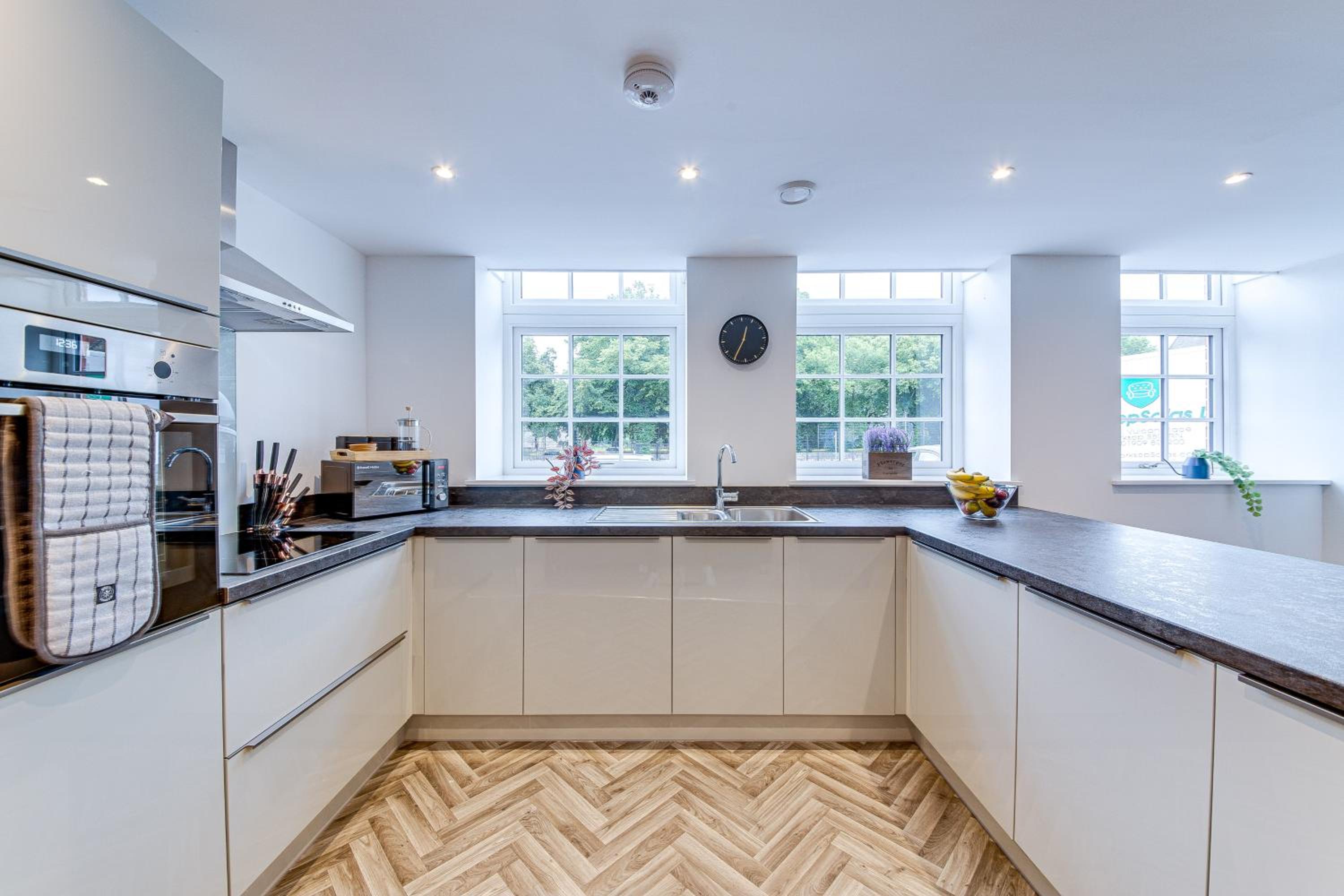 2-Bedroom Contractor Stay - Gated Parking & Fast WiFi view 2