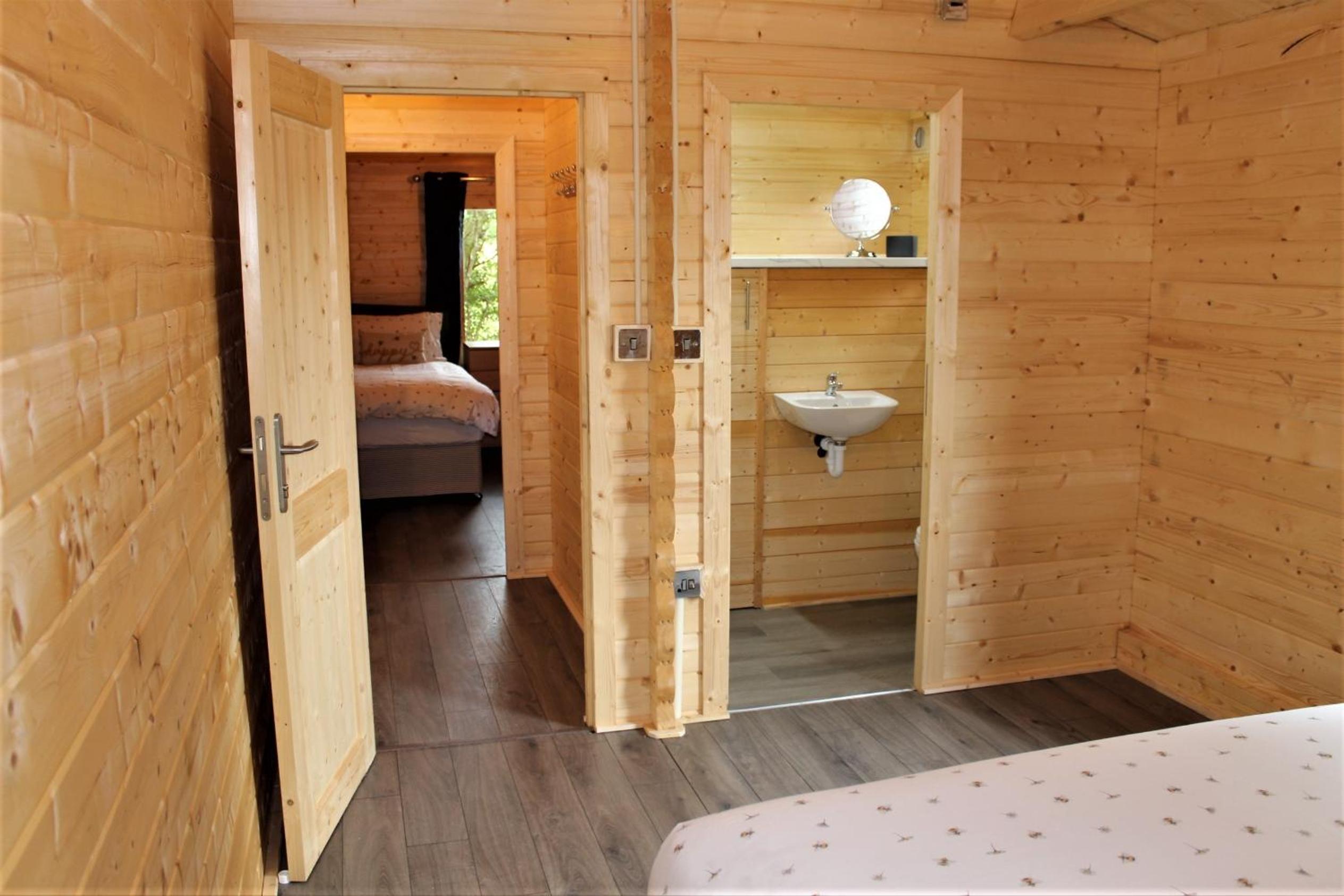 Inviting 3-Bedroom Lodge in Ashton Under Hill view 2